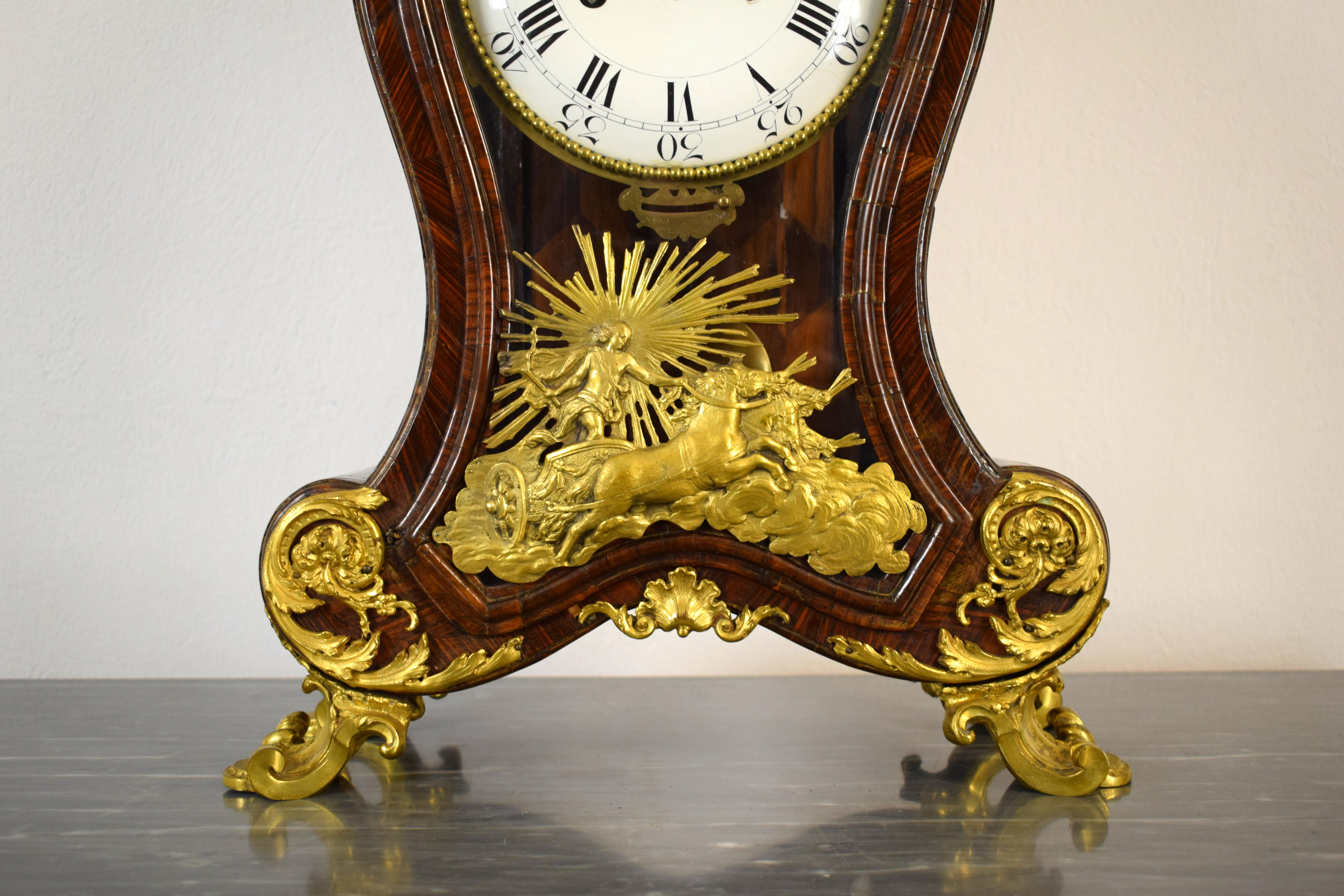 Italienische Holz Ringtone- und Alarm-Tischuhr aus dem 18. Jahrhundert mit vergoldeter Bronze (Vergoldet) im Angebot