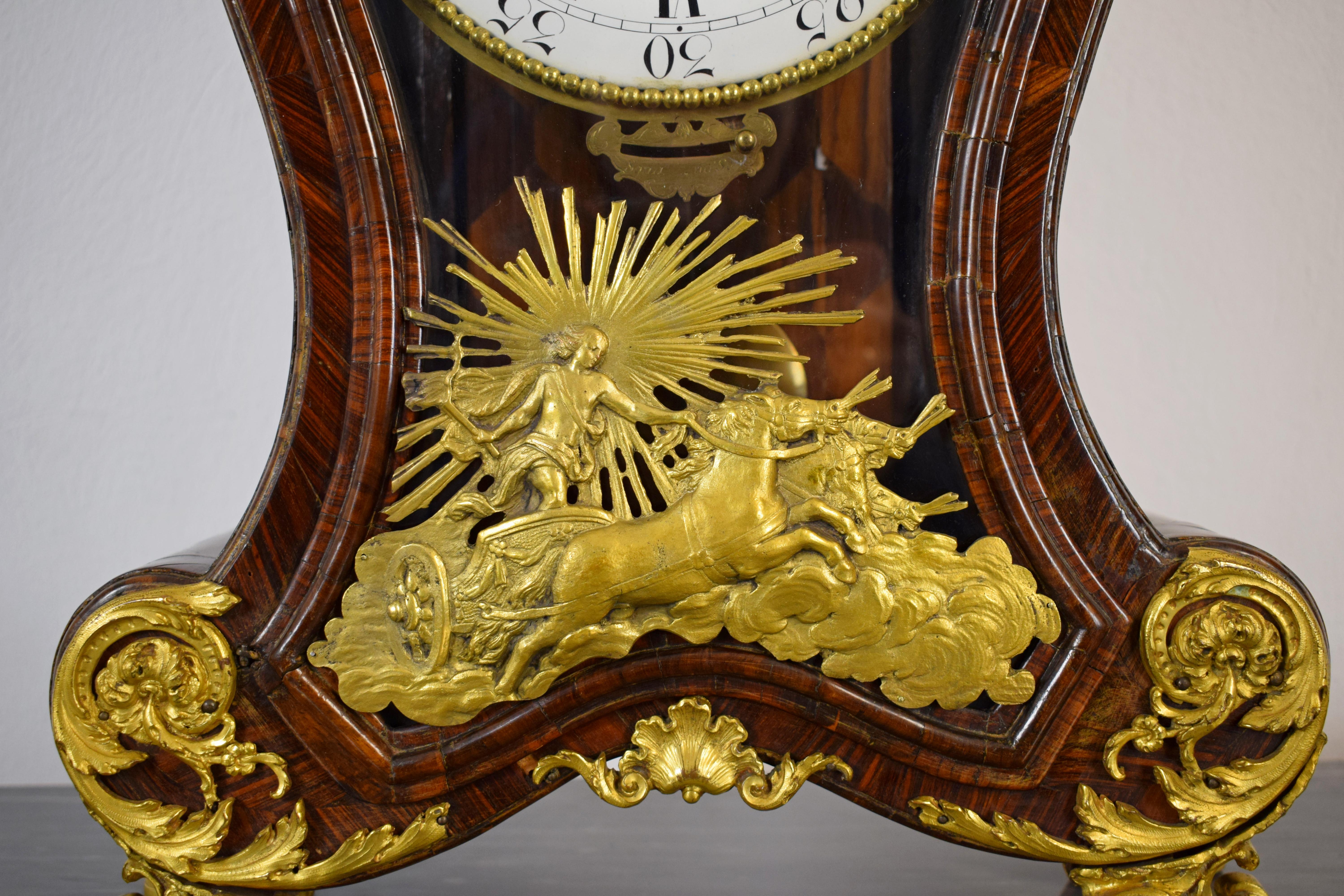 Legno Orologio da tavolo con suoneria e sveglia in Wood italiano del XVIII secolo con bronzo dorato in vendita