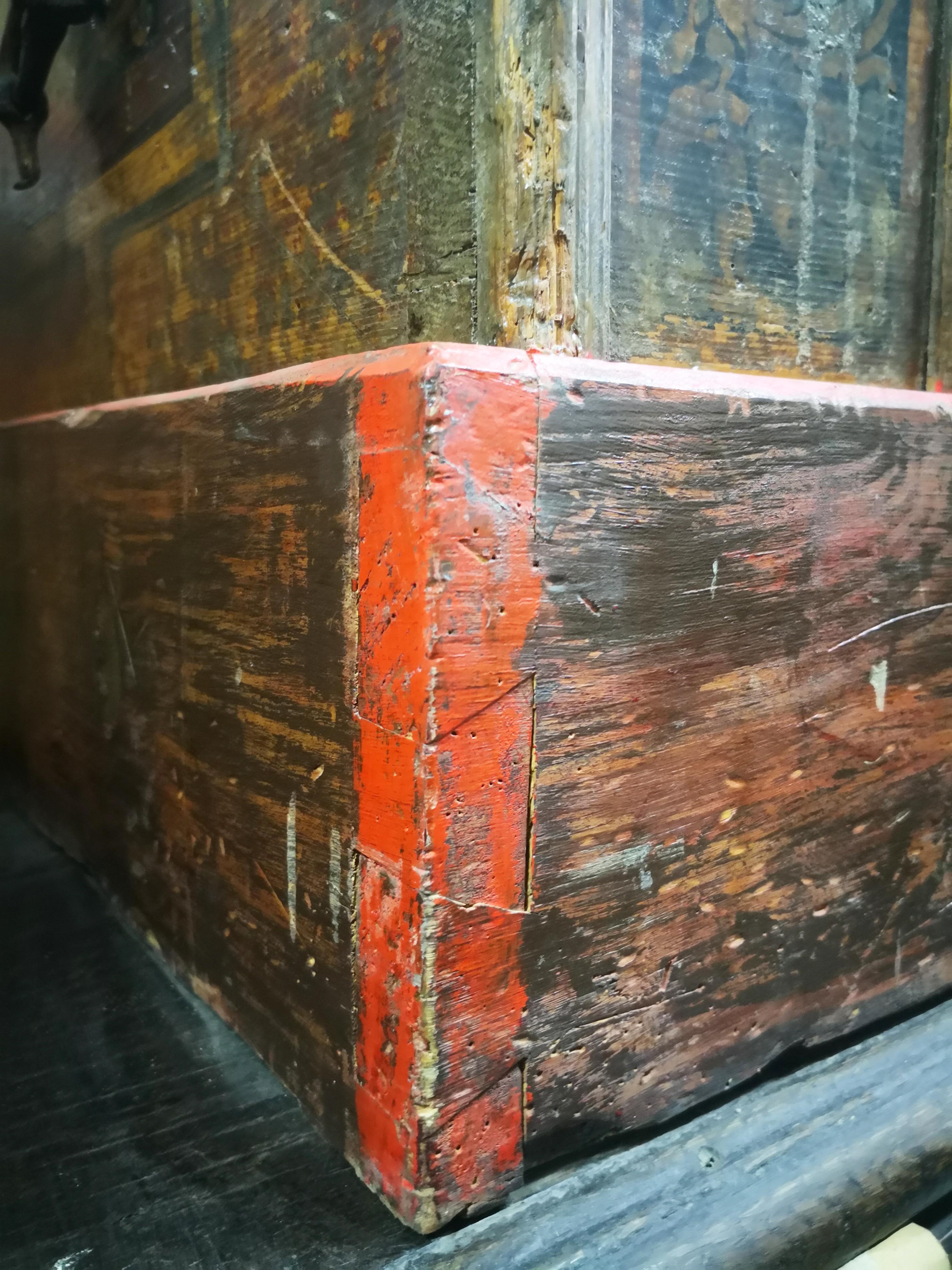 18th Century Italian Wooden Painted Chest with Original Ironwork In Good Condition In Marbella, ES