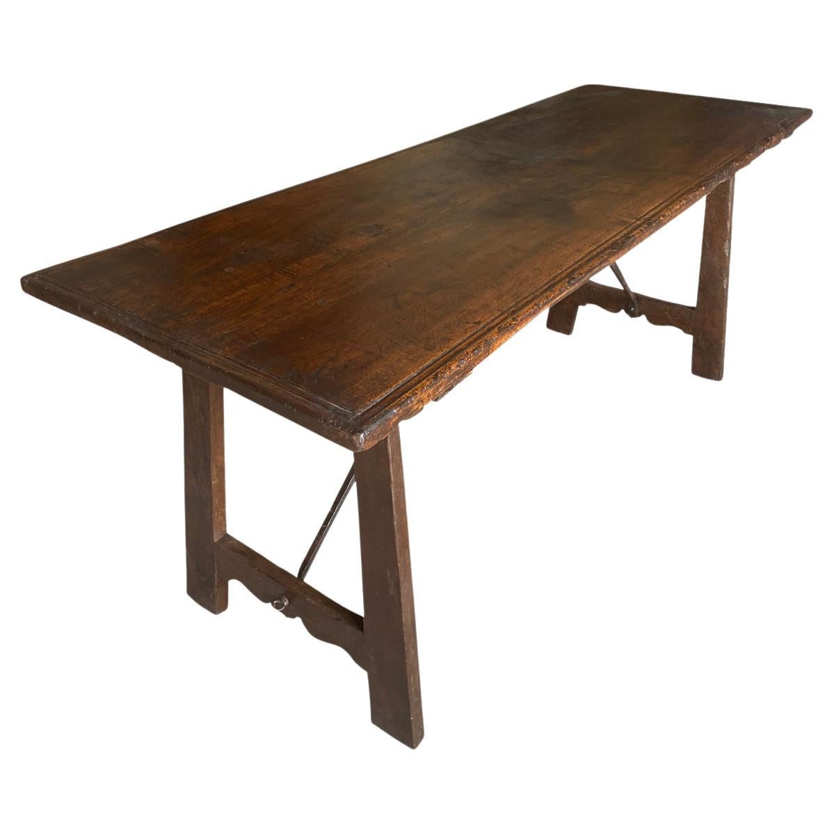 Impresionante mesa escritorio - consola del siglo XVIII procedente de la región italiana de Lombardía.  Maravillosamente construida con nogal y camillas de hierro forjado a mano.  Pátina excepcional, cálida y luminosa.  Líneas limpias y