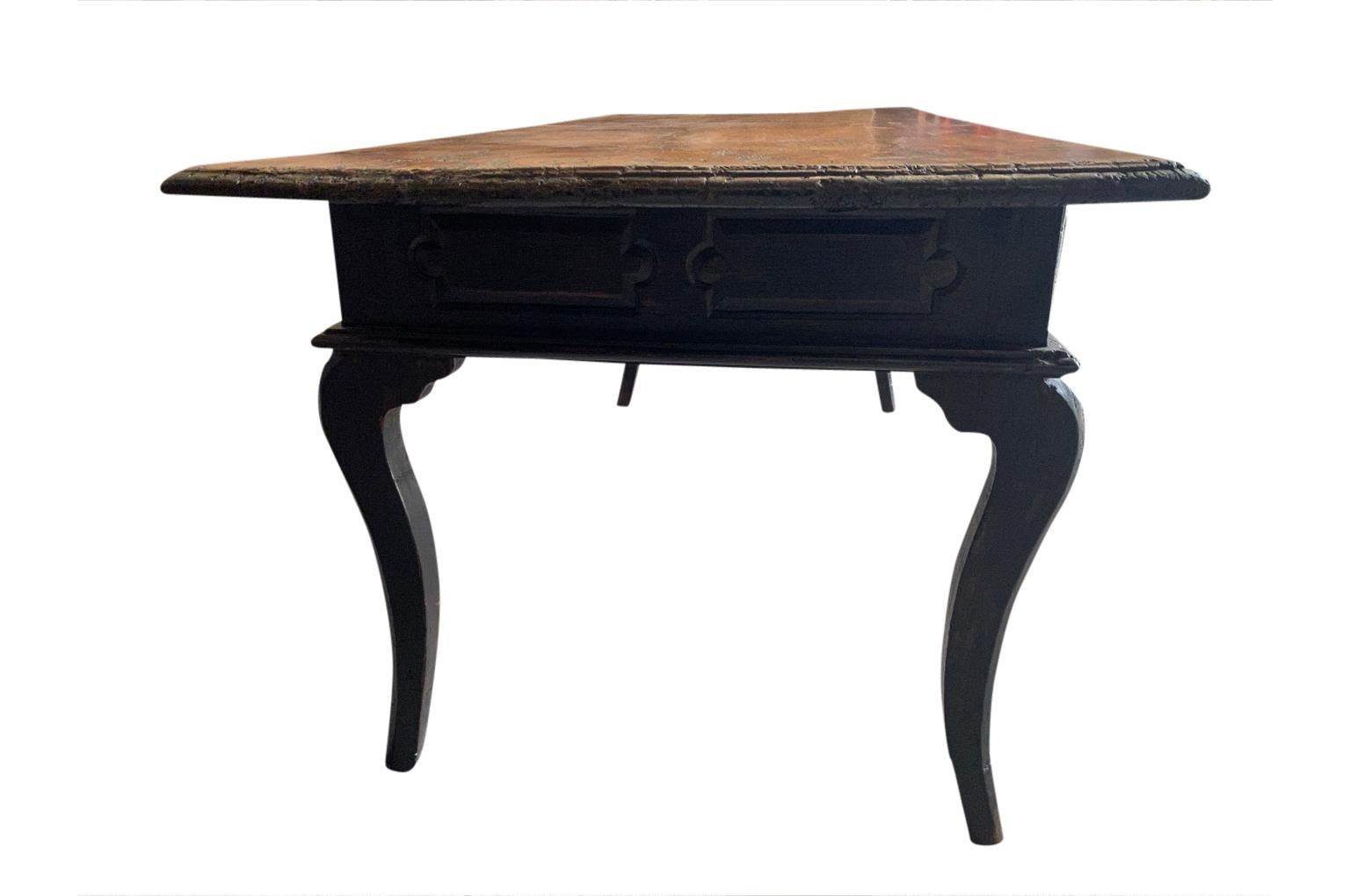 18. Jahrhundert Italienischer Schreibtisch, Schreibtisch (Kastanienholz) im Angebot