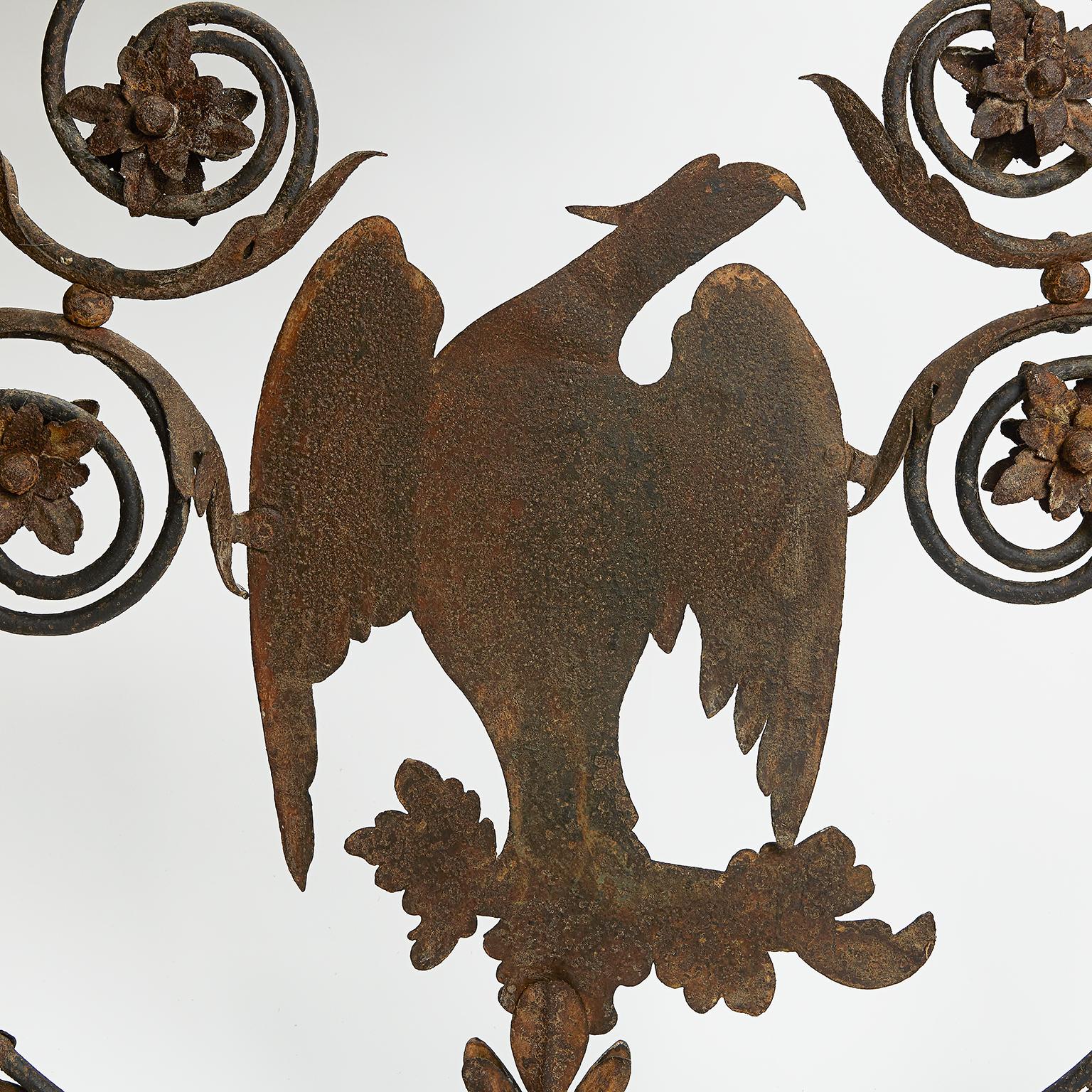 Ein atemberaubendes handgefertigtes italienisches Schild aus Schmiedeeisen mit Adler aus dem 18. Jahrhundert, fertig zum Aufhängen im Freien oder als dekoratives Element in Innenräumen. Ein doppelt geformter Rahmen, der mit Schriftrollen, Blumen-