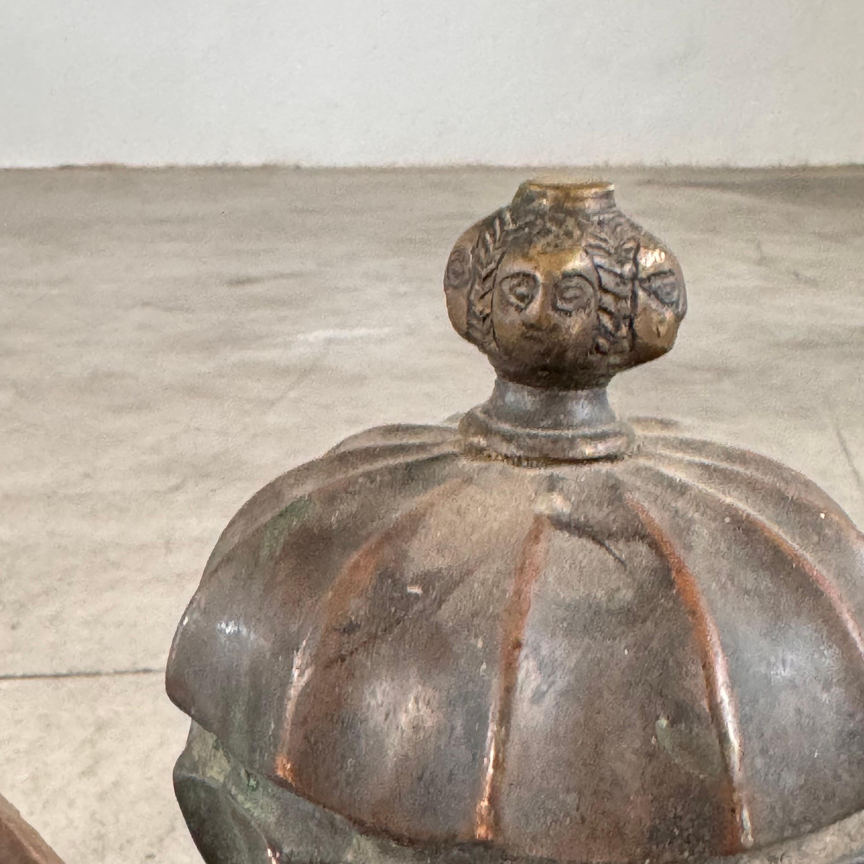 Bronzo Androni italiani del XVIII secolo in ferro battuto con terminali in bronzo intagliati a mano in vendita