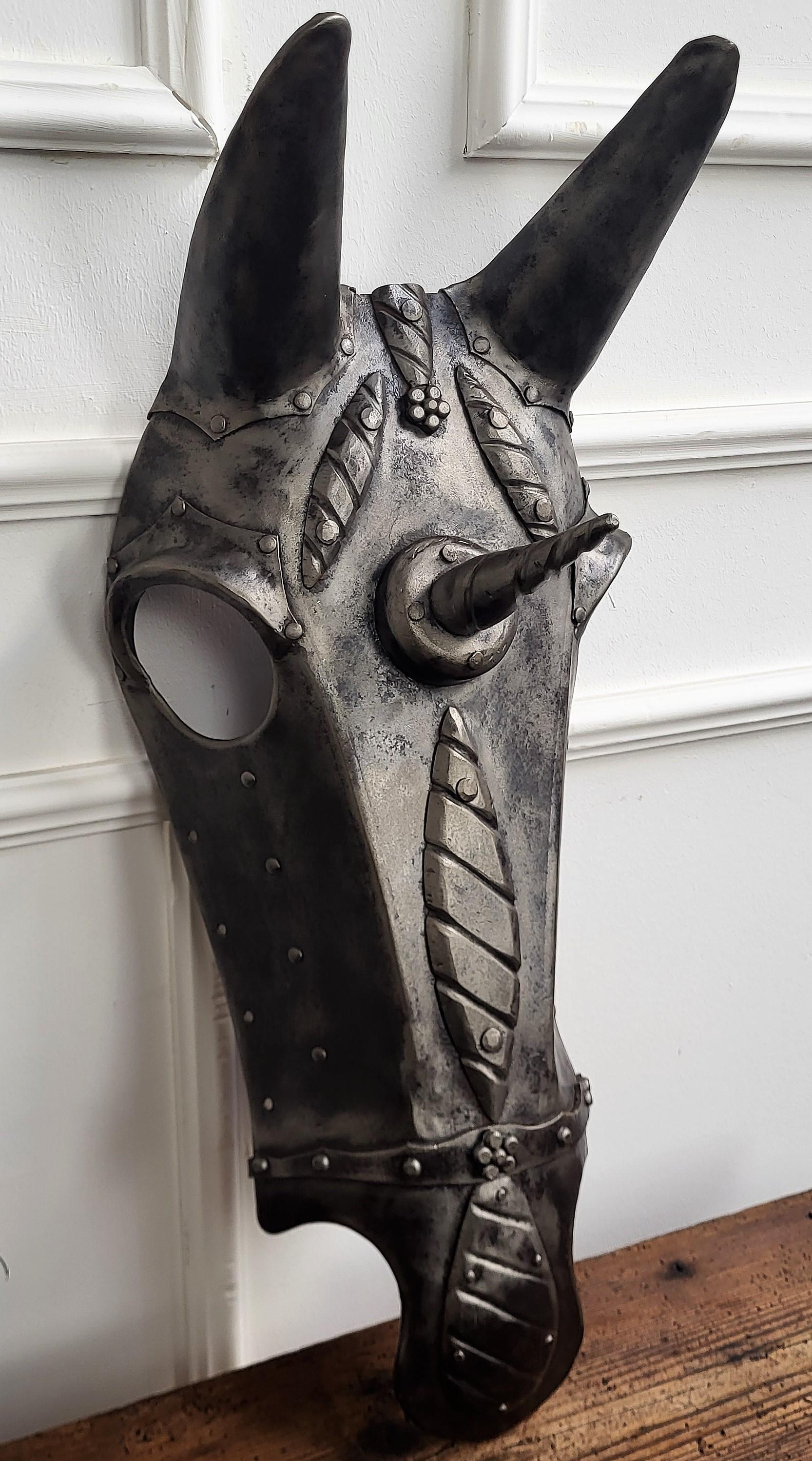 Italienische schmiedeeiserne Chamfron-, Shaffron- und Pferdewappenmaske aus dem 18. Jahrhundert (Schmiedeeisen) im Angebot