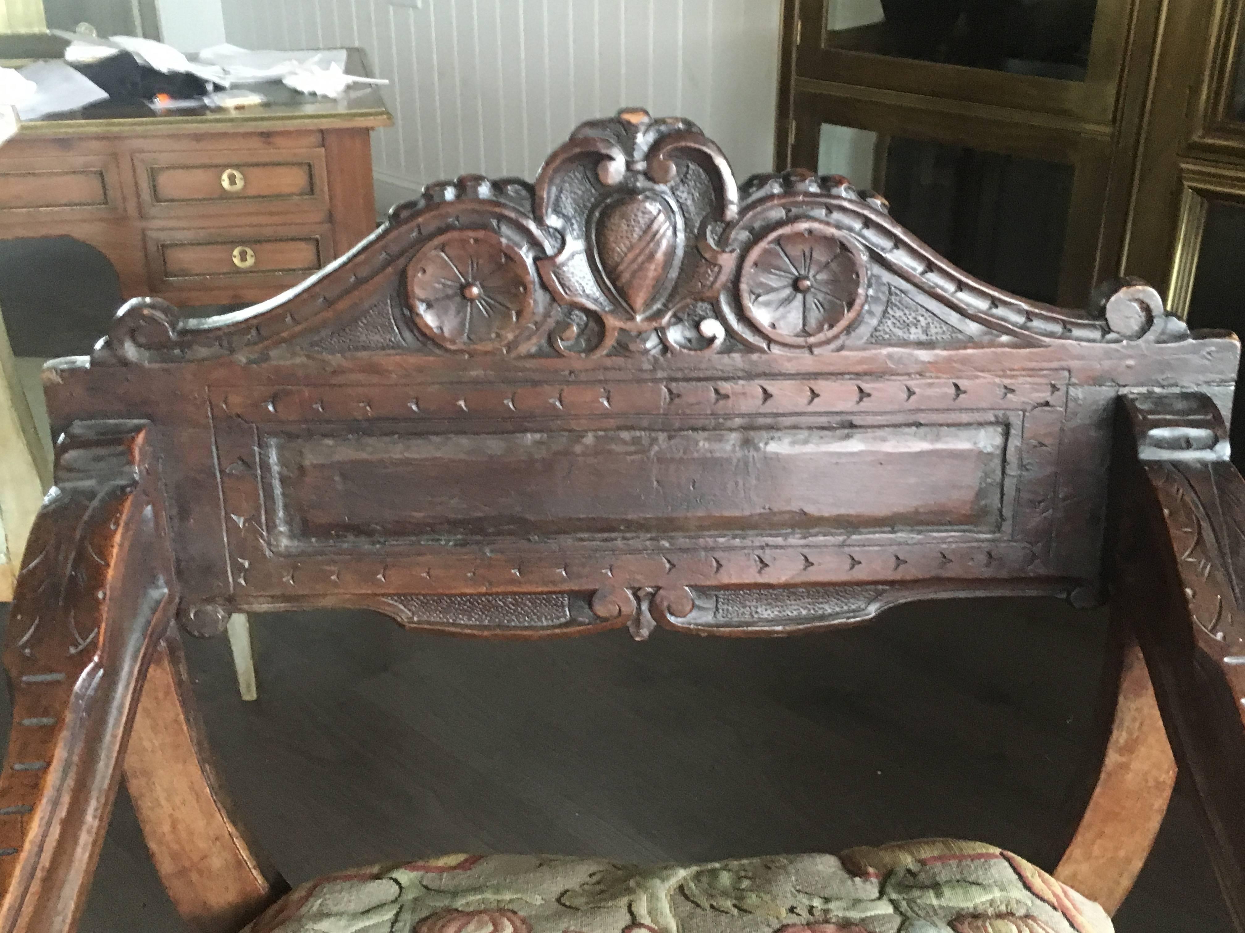 18th Century Italian X-Form Chair with Wonderful Detailed Carving and Patina In Excellent Condition In Buchanan, MI