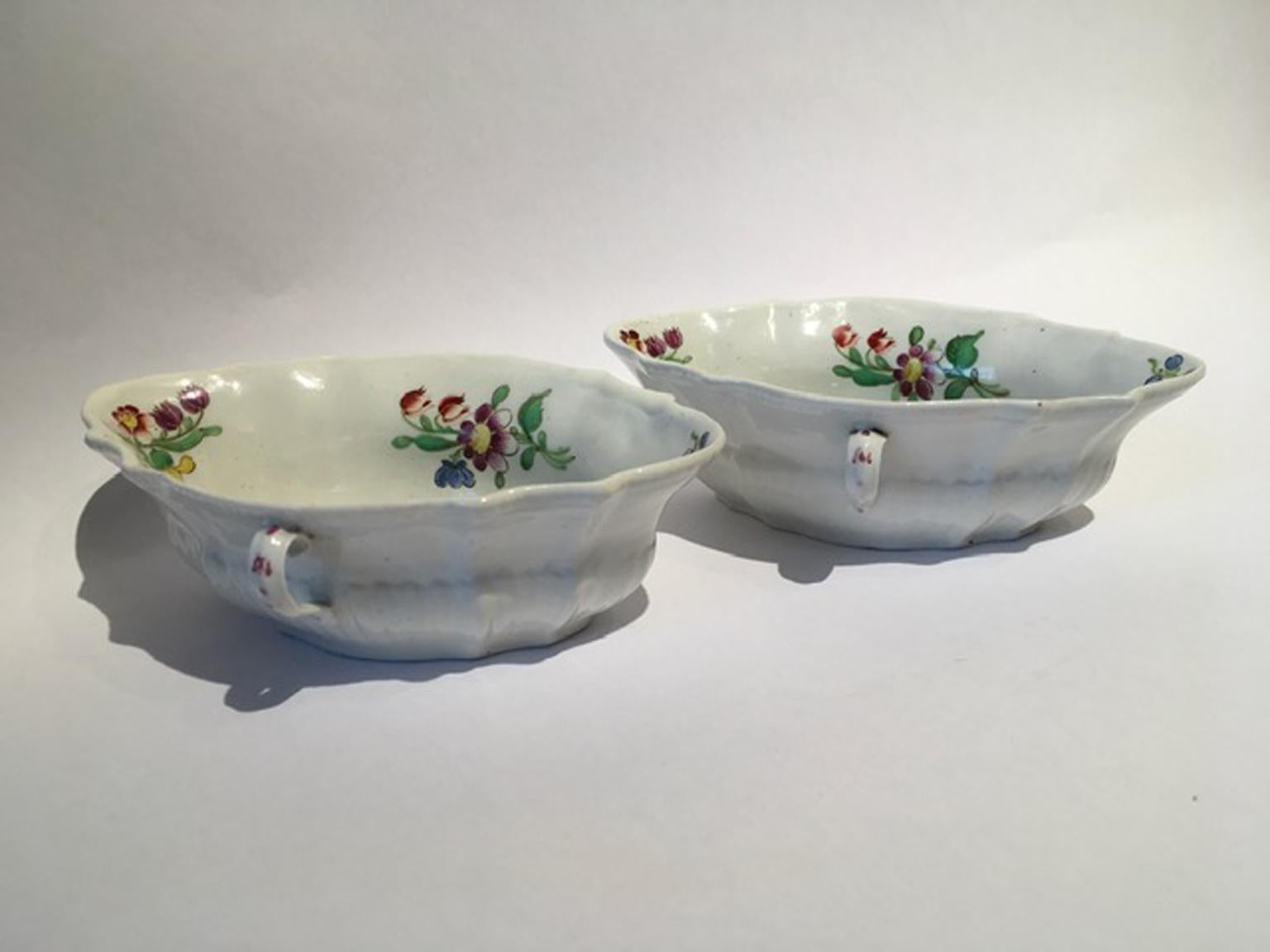 This is an elegant pair of porcelain sauce bowls with floral drawings in red and blue.
It is beautiful for a table dressing or to collect.
The production of this well known Italian factory is most wanted by the best international collectors.

In