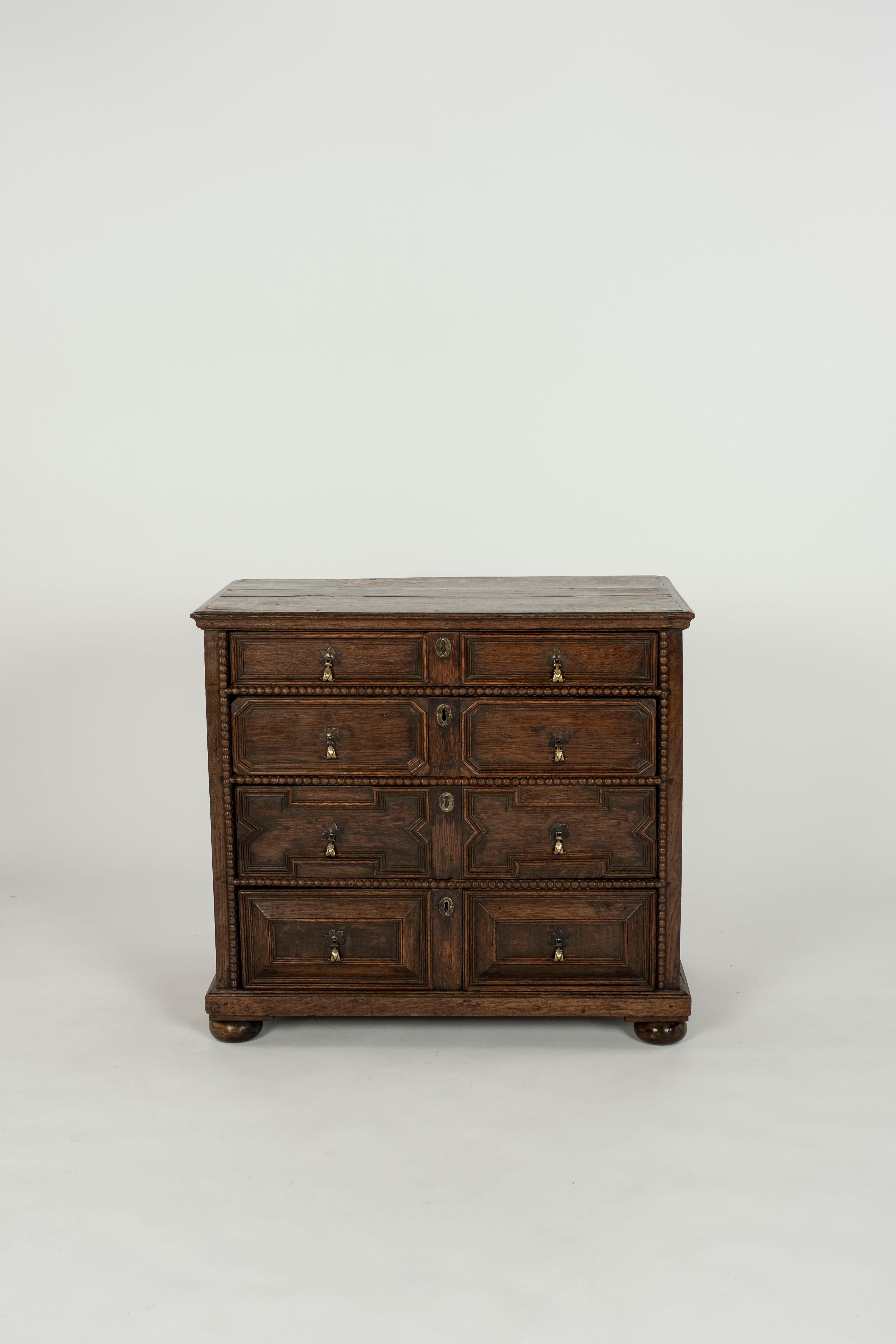  Cassettone in rovere in stile giacobino con quattro cassetti su piedi a castello. Circa 18° secolo 