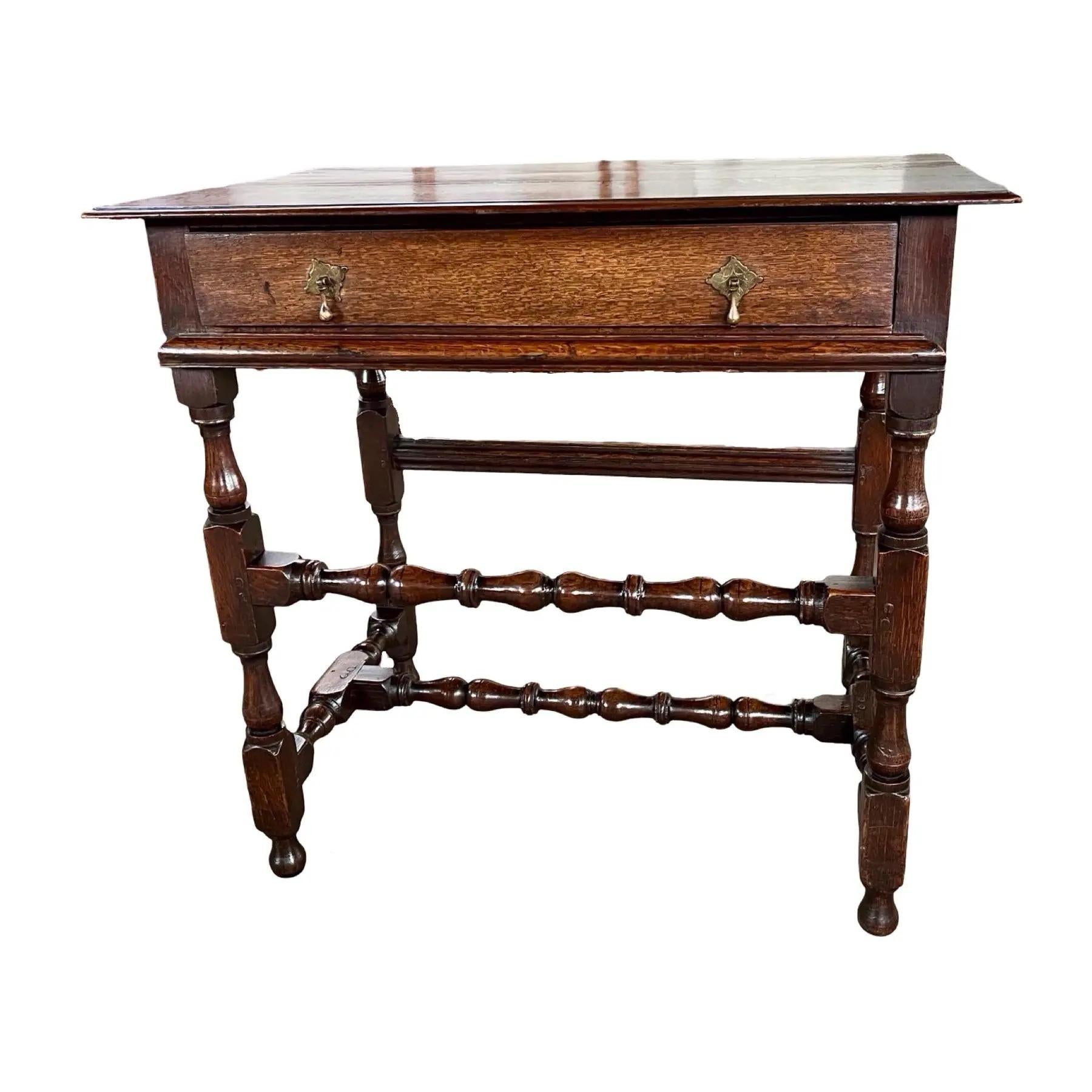 Beistelltisch, handgefertigt in England um 1700 aus Eichenholz und Zapfenkonstruktion. Der Tisch ist ein schönes Beispiel für den jakobinischen Stil, und die Jahrhunderte des Lebens sind wunderschön in seiner Patina und Farbe zu sehen. Die Oberseite
