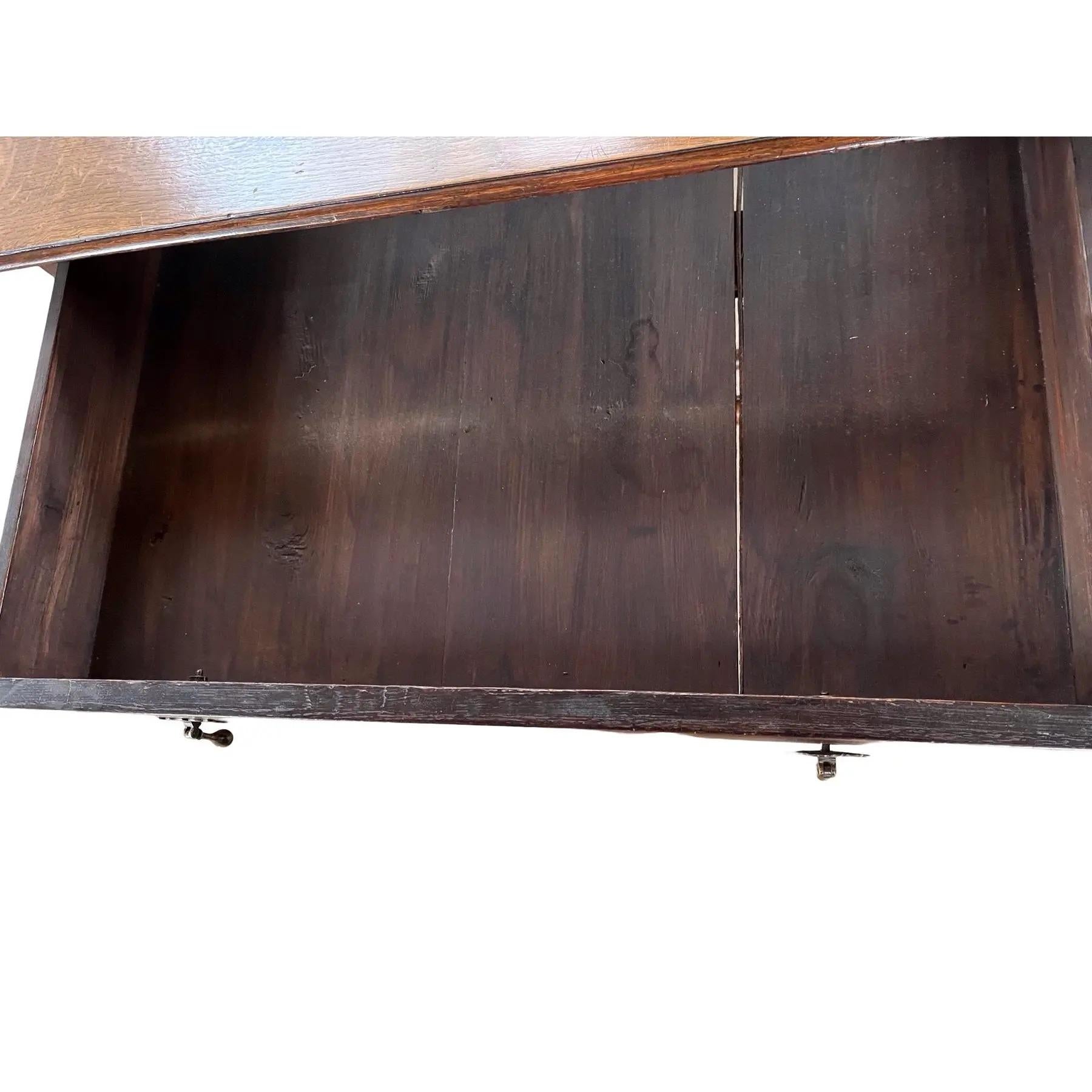 18. Jahrhundert Jacobean English Oak Beistelltisch (Handgeschnitzt) im Angebot