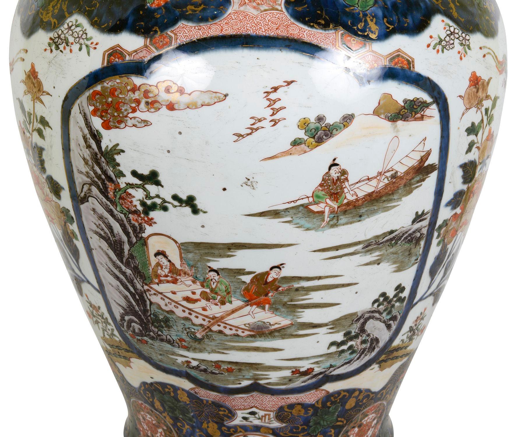 Maravilloso e impresionante jarrón japonés de porcelana Arita Imari, con escenas de lagos, niños jugando, árboles en flor y motivos clásicos en los bordes. Tapa y base de madera bellamente talladas a mano.

Lote 82 61798. HNYK