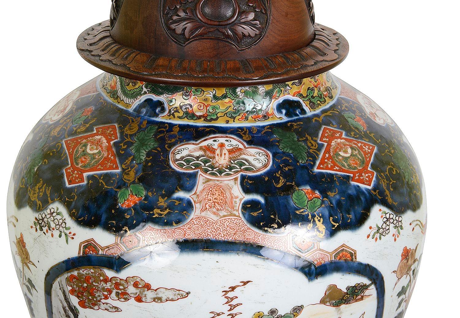 Jarrón de porcelana japonesa Arita Imari del siglo XVIII. Alrededor de 1780. Japonés en venta