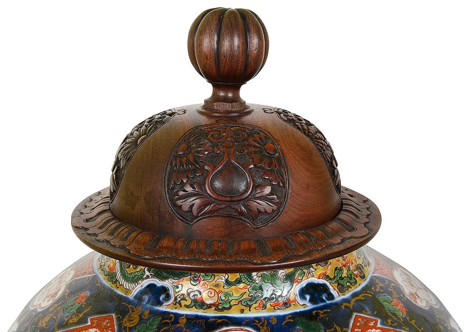 Jarrón de porcelana japonesa Arita Imari del siglo XVIII. Alrededor de 1780. Pintado a mano en venta
