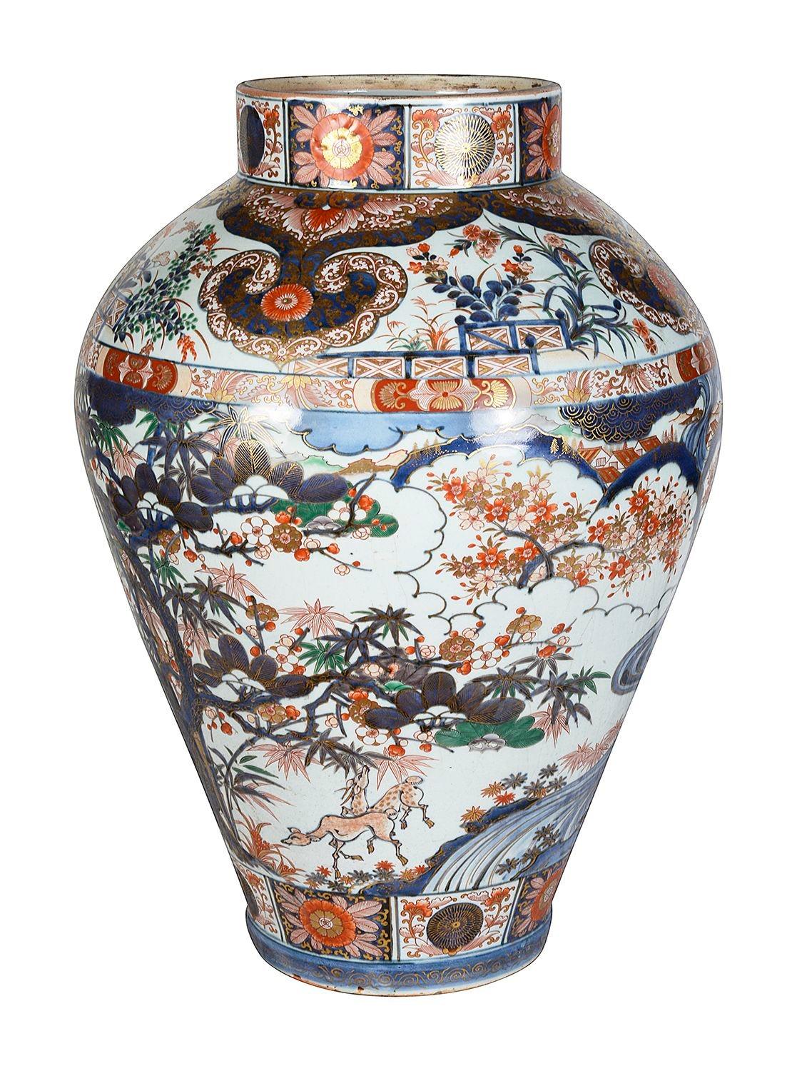 Hand-Painted 18th Century Japanese Arita Imari vase For Sale