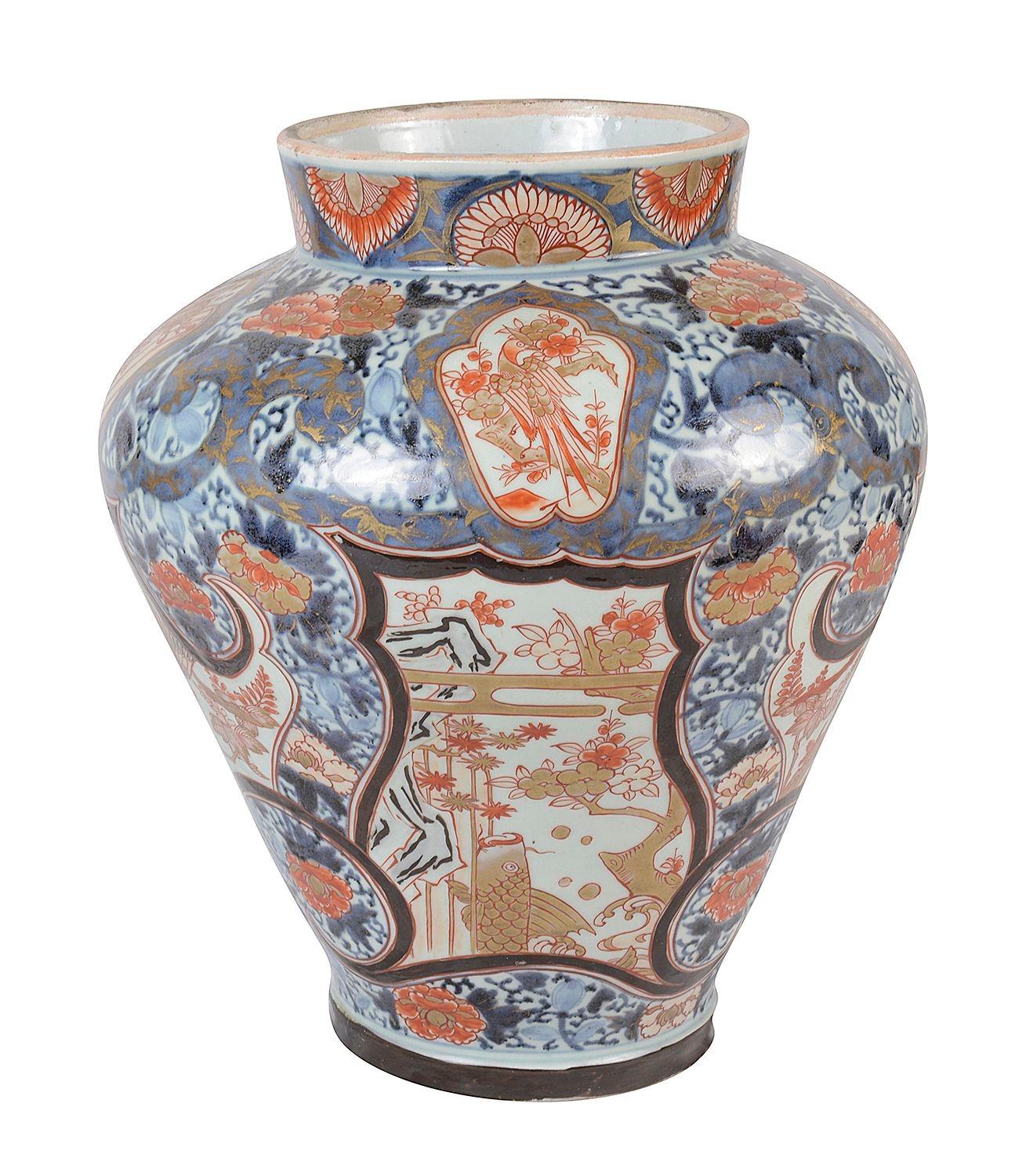 Un impressionnant et décoratif vase / lampe Arita Imari du 18ème siècle.
Elle présente de magnifiques couleurs vives, un décor classique de motifs et de feuillages en volutes, ainsi que des panneaux peints à la main représentant un oiseau
