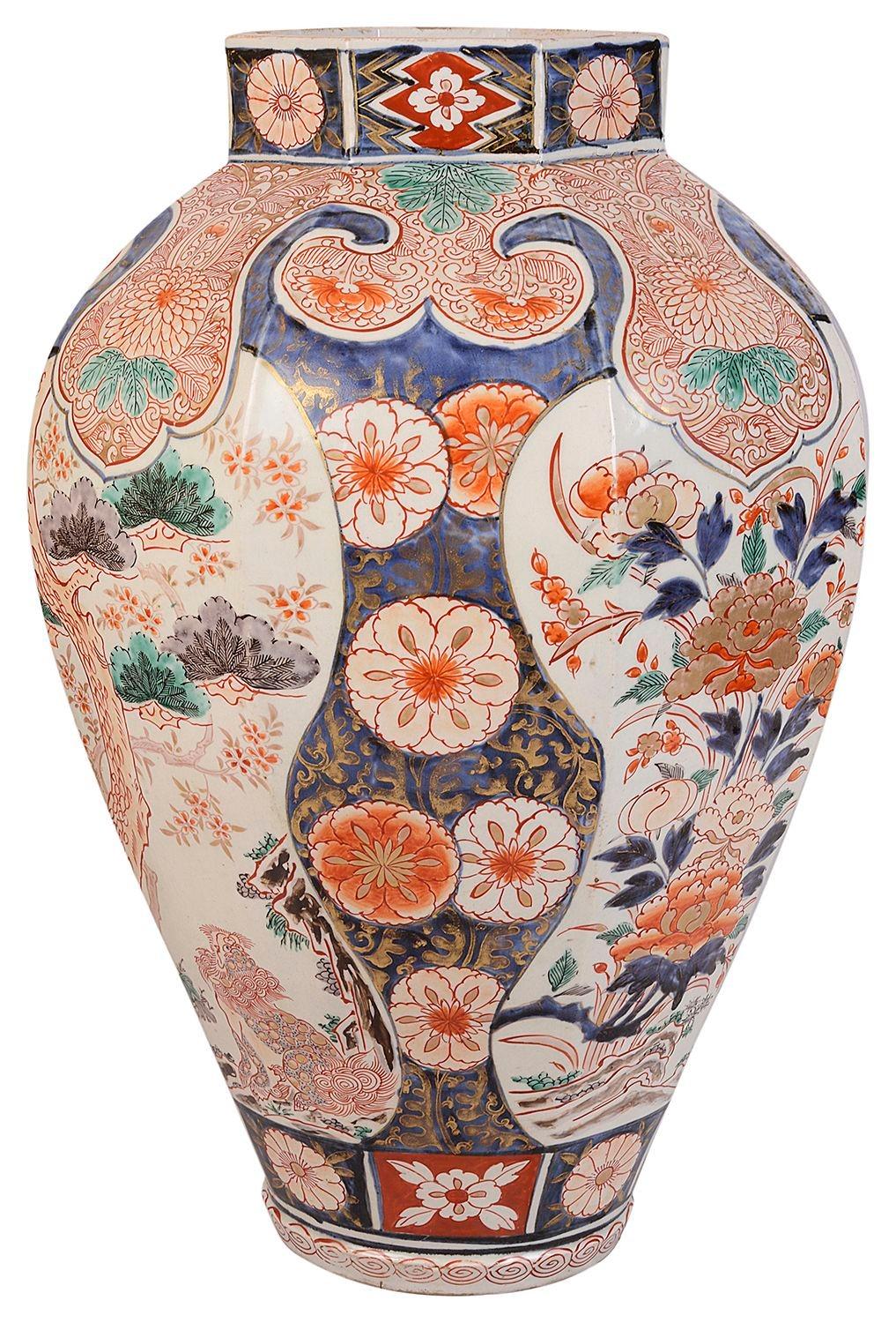 Japanische Imari-Vase/Lampe aus dem 18. Jahrhundert mit wunderschönem, kräftigem Kolorit an den Rändern des Motivs und den Einsätzen, die exotische Vögel und Blumen darstellen, um 1780.
 
Charge 72