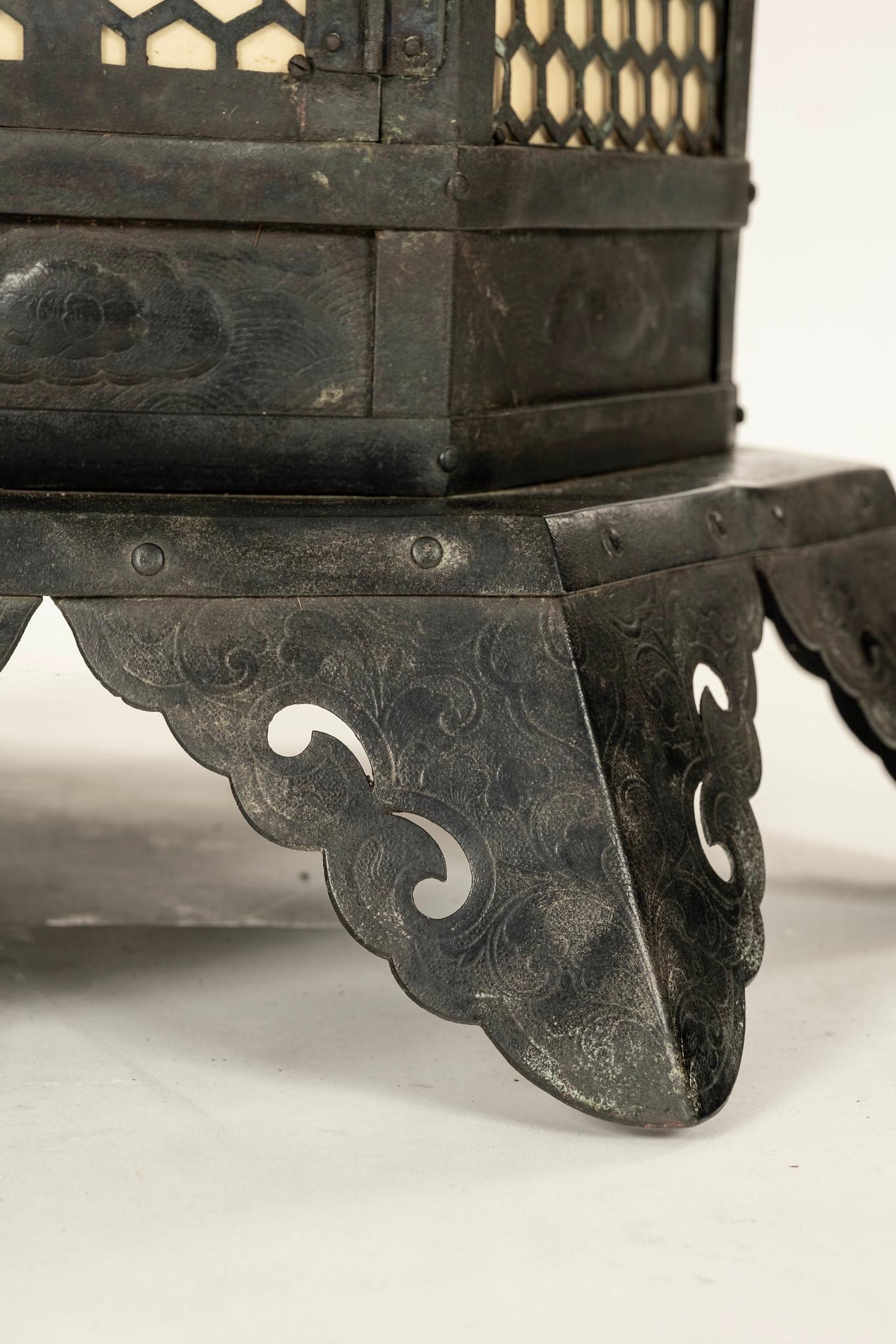 18th Century Japanese Bronze Tōrō Lantern For Sale 7