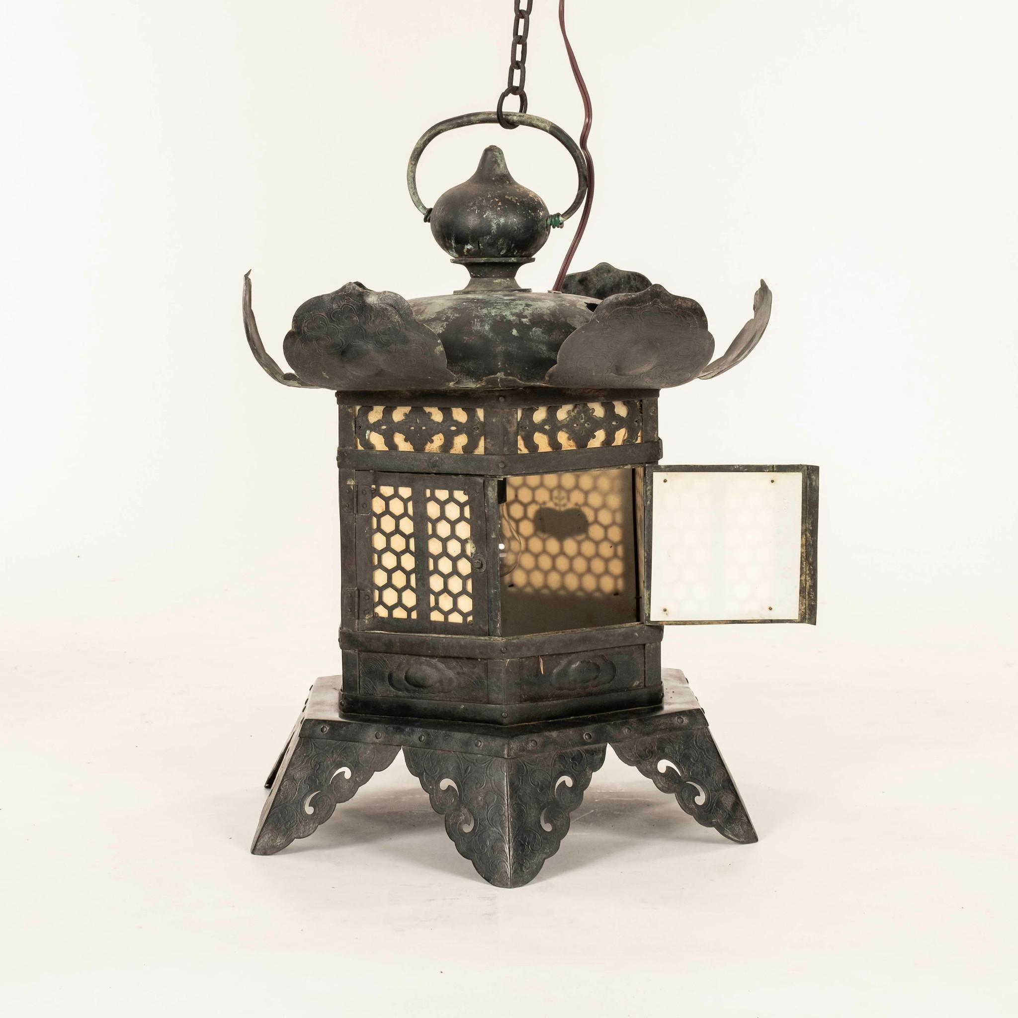 18th Century Japanese Bronze Tōrō Lantern In Good Condition For Sale In Houston, TX