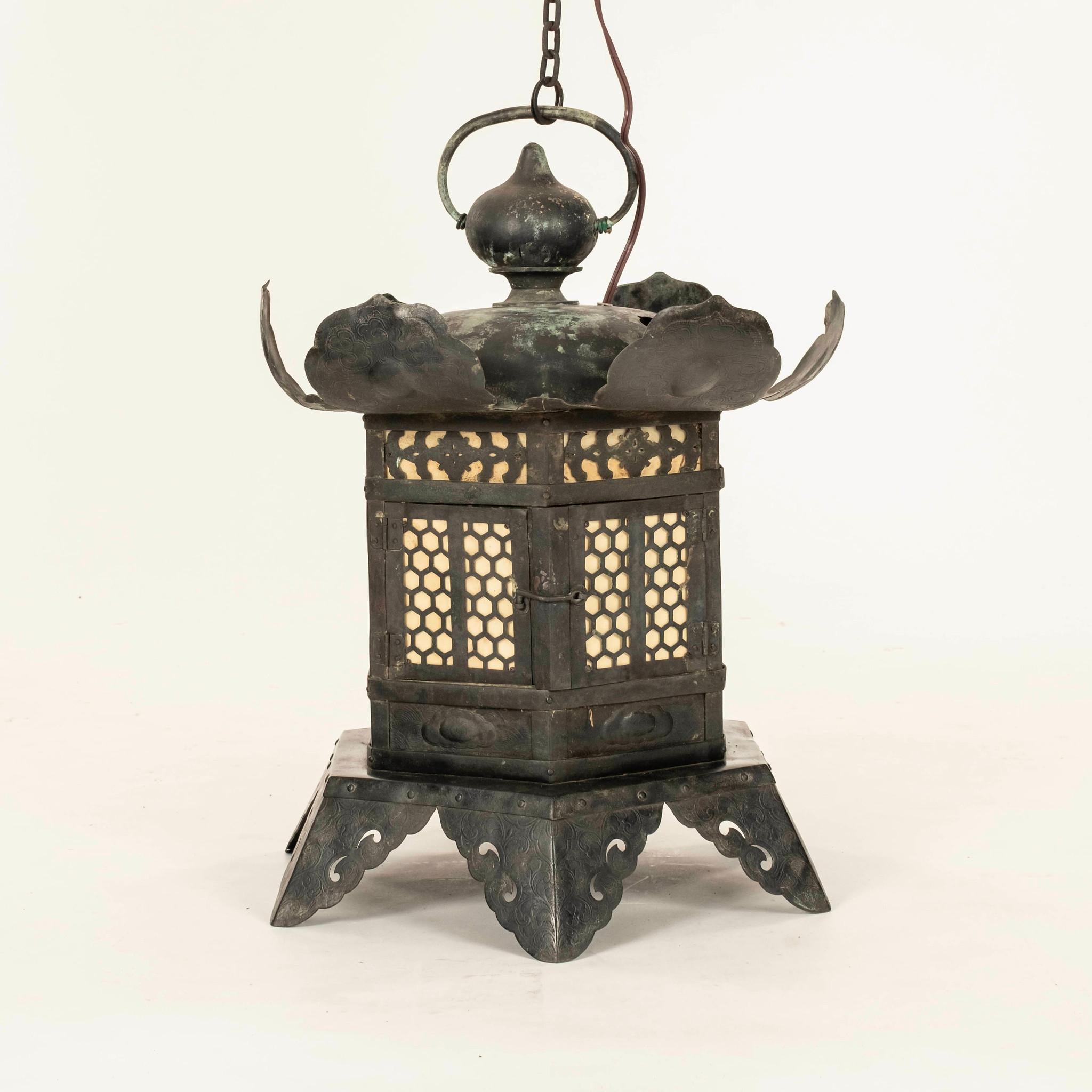 18th Century Japanese Bronze Tōrō Lantern For Sale 1