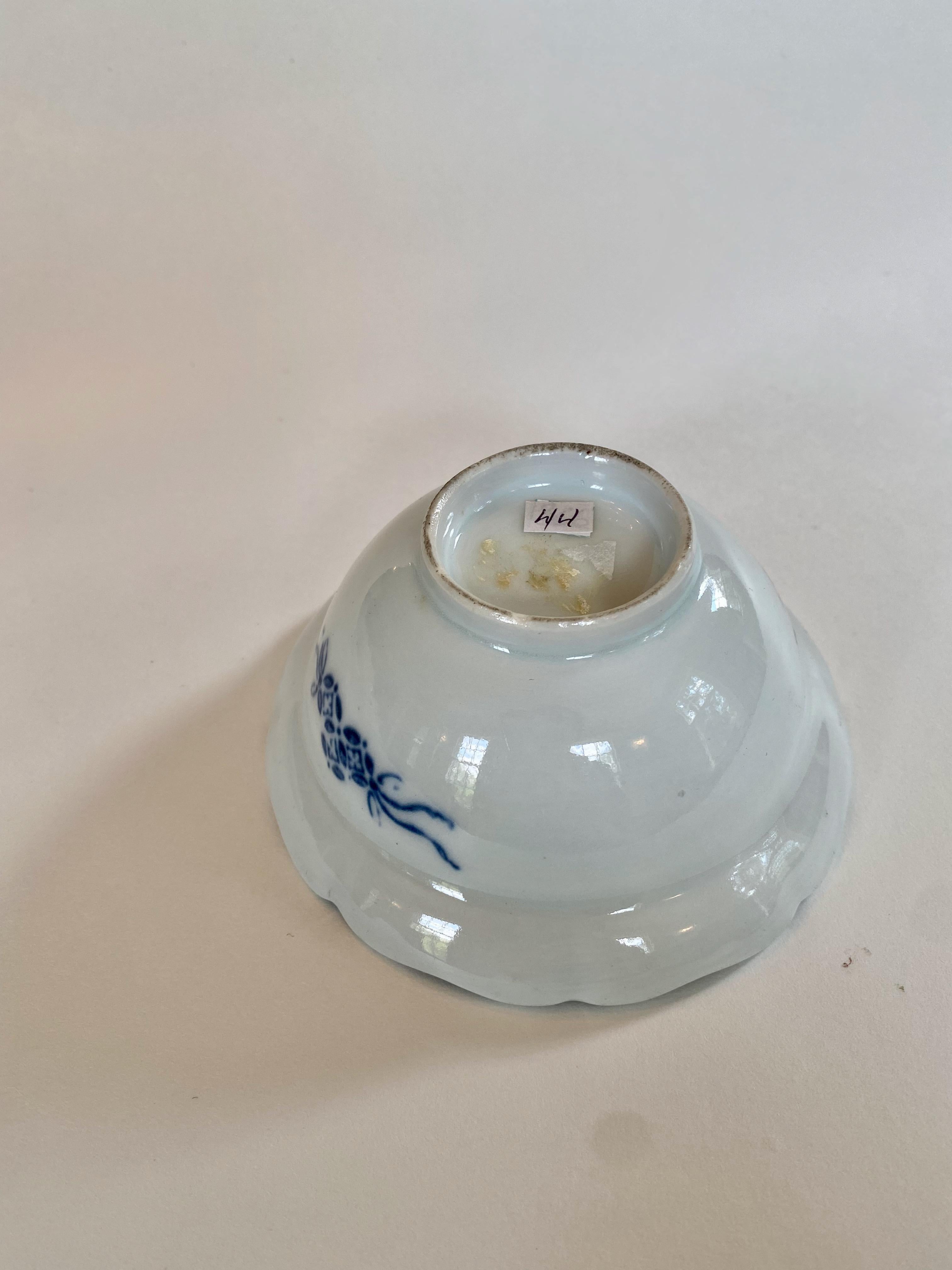18th Century Japanese Foliate Rimmed Bowl In Good Condition For Sale In Atlanta, GA