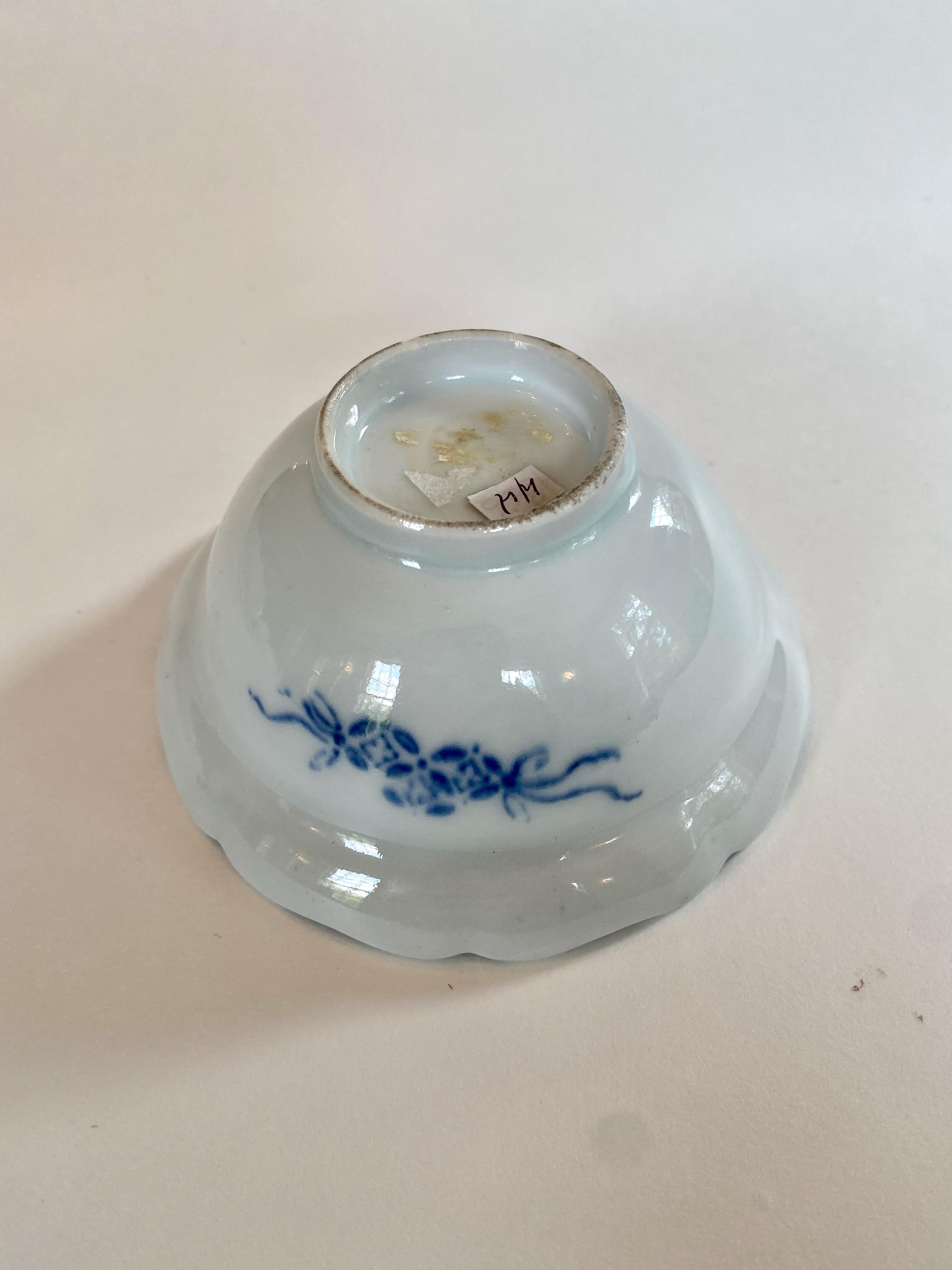 18th Century and Earlier 18th Century Japanese Foliate Rimmed Bowl For Sale