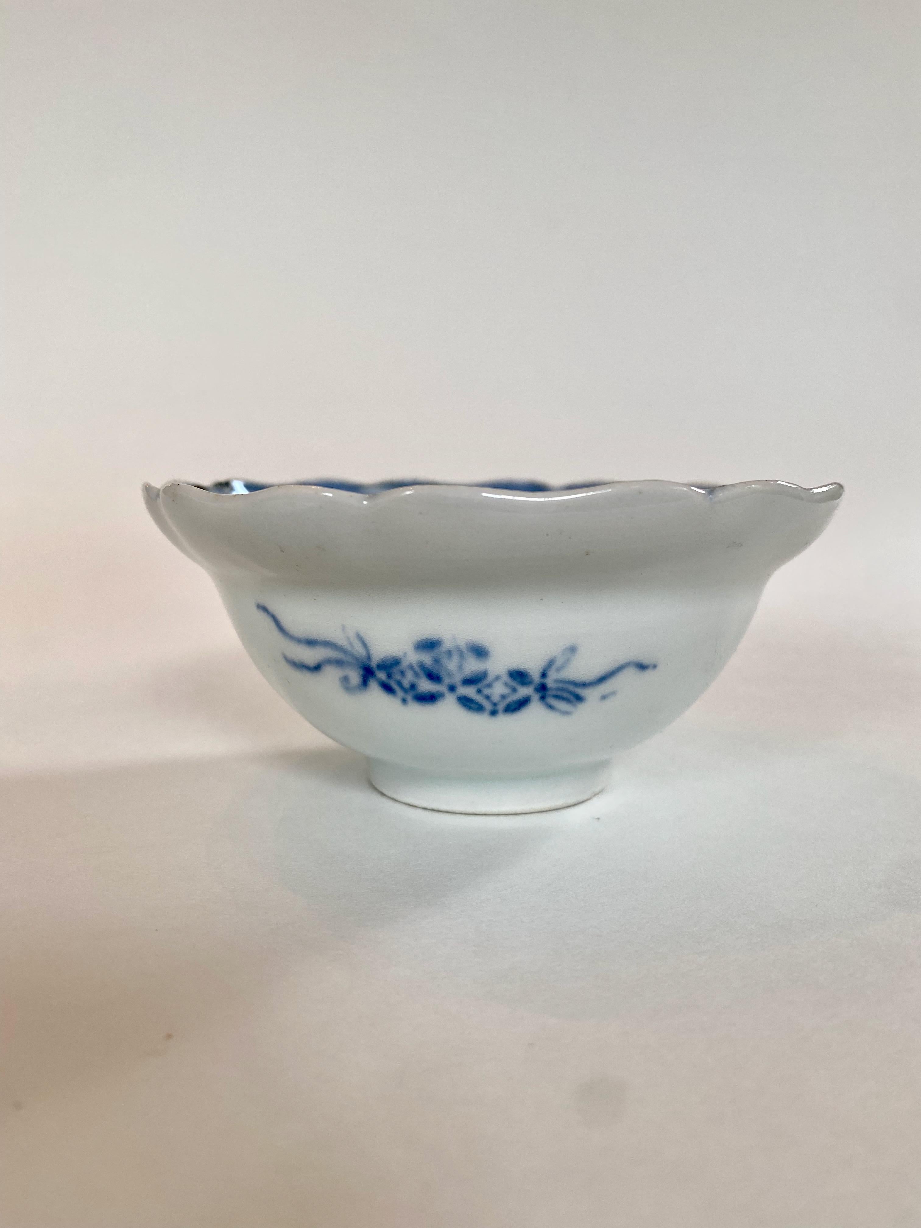 Hand-Painted 18th Century Japanese Foliate Rimmed Bowl For Sale