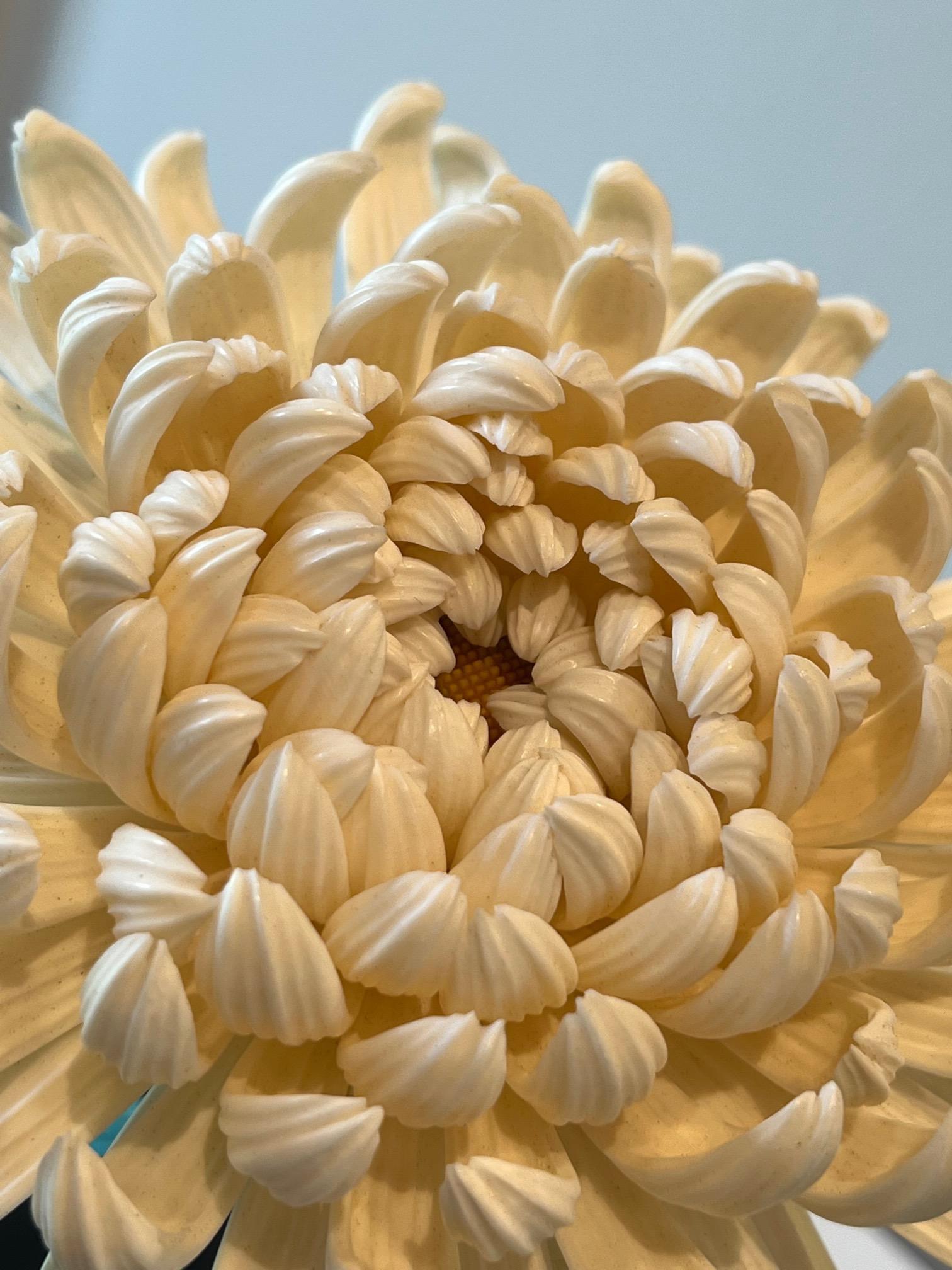 18th Century Japanese Hand-Carved Fully Blossomed Chrysanthemum Flower Figurine  7