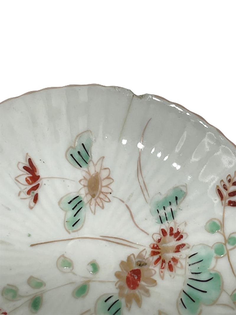 Tasses et soucoupes à petits lobes en porcelaine dorée Imari japonaise du 18e siècle en vente 5