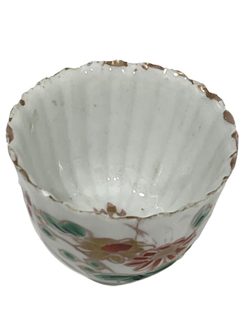 Porcelaine Tasses et soucoupes à petits lobes en porcelaine dorée Imari japonaise du 18e siècle en vente