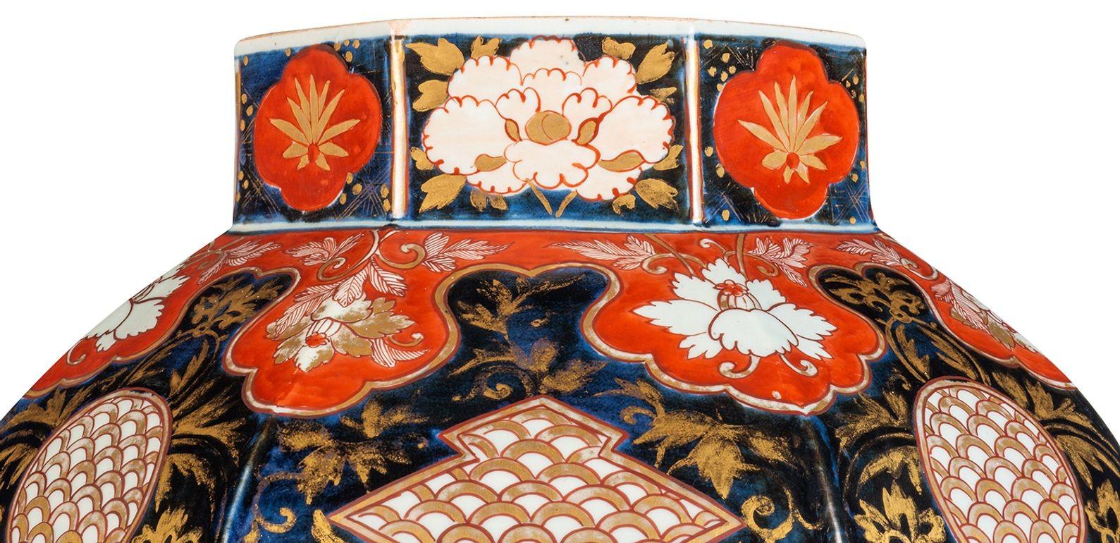 Eine japanische Imari-Vase von sehr guter Qualität aus dem 18. Jahrhundert, mit wunderschönem vergoldetem Blattdekor, klassischen Motiven, exotischen Blumen und Vögeln.
Wir können sie bei Bedarf in eine Lampe umwandeln.

62255 TNKZZ