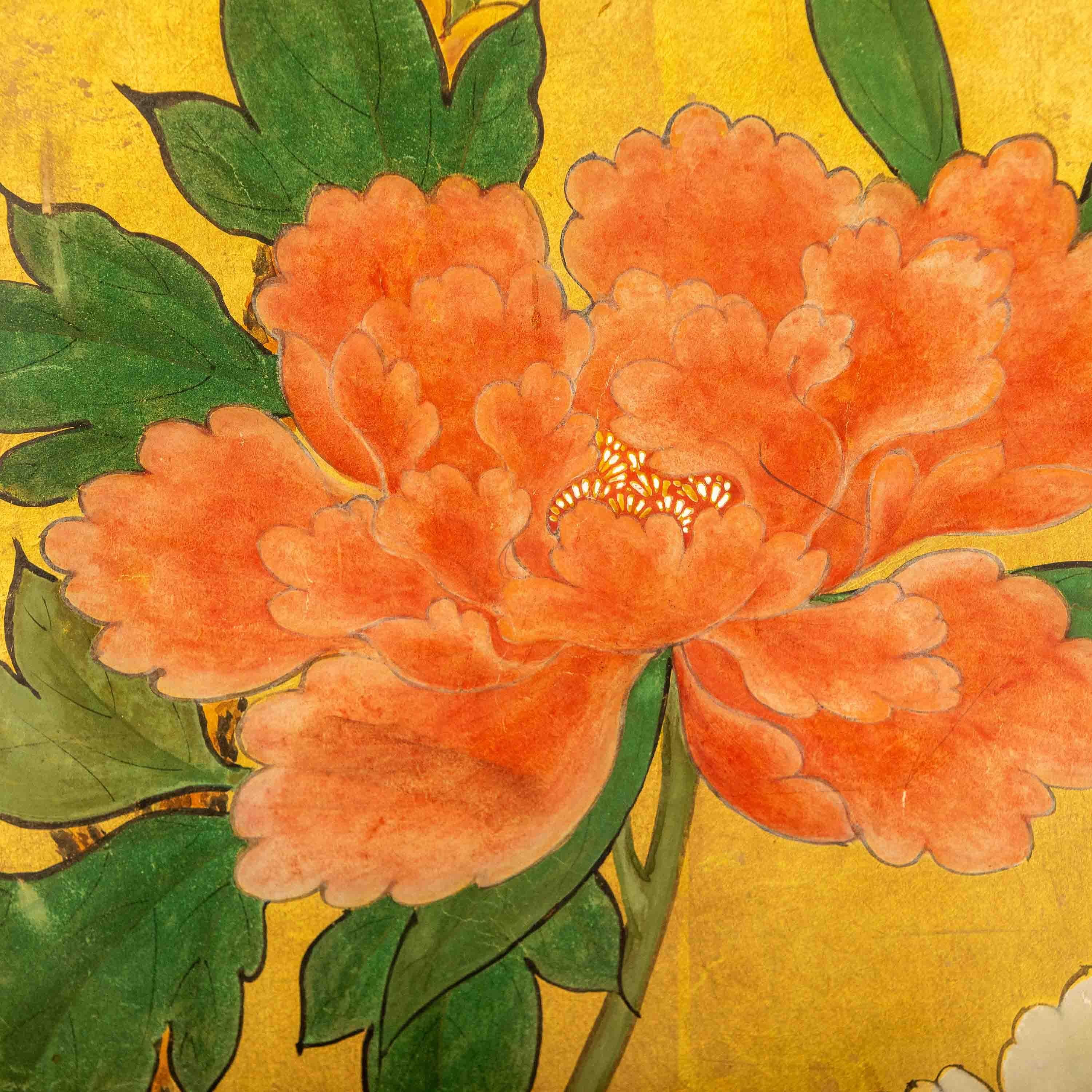 Japonais Peinture japonaise du 18e siècle représentant des pivoines rouges et blanches sur fond de feuilles d'or en vente