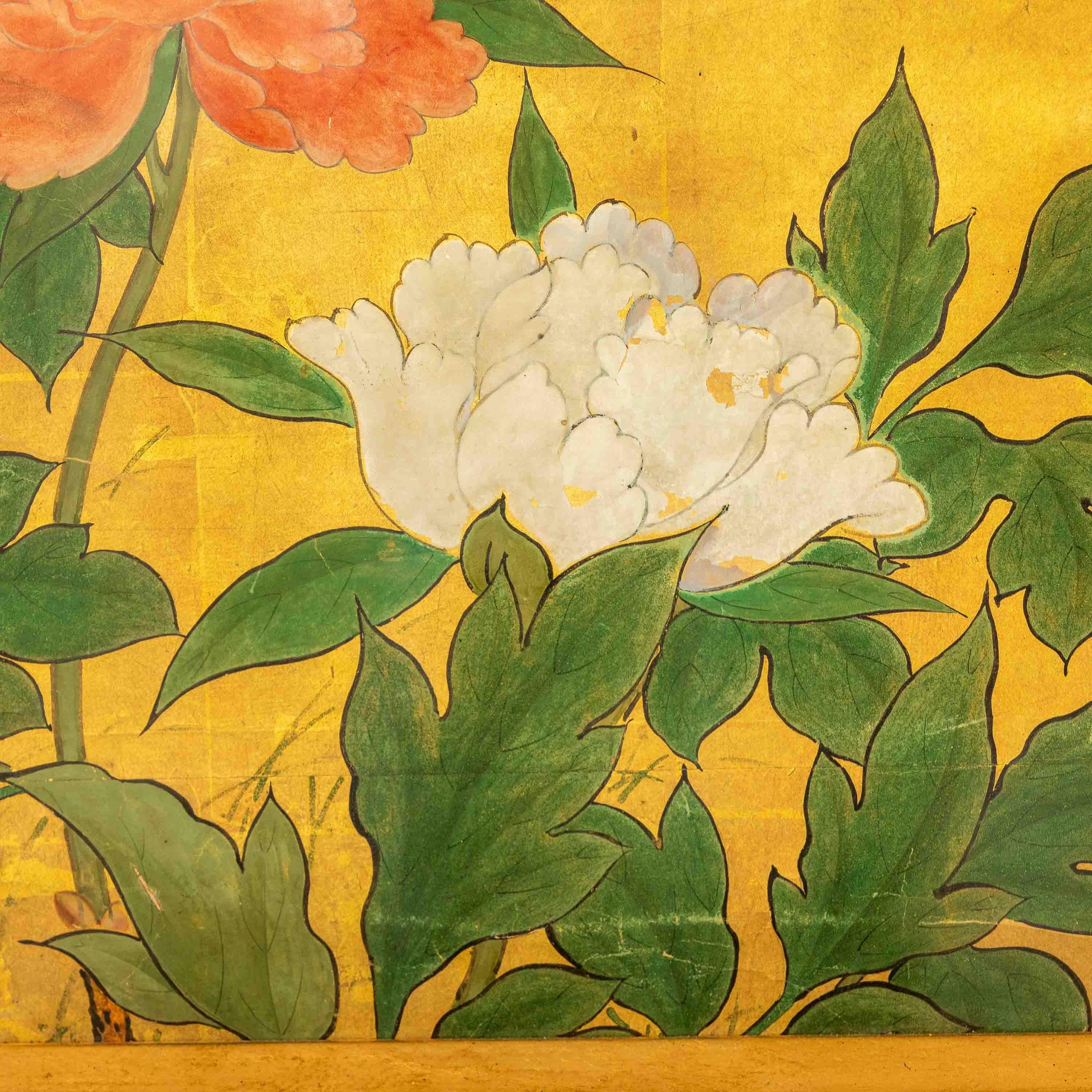 Peint à la main Peinture japonaise du 18e siècle représentant des pivoines rouges et blanches sur fond de feuilles d'or en vente