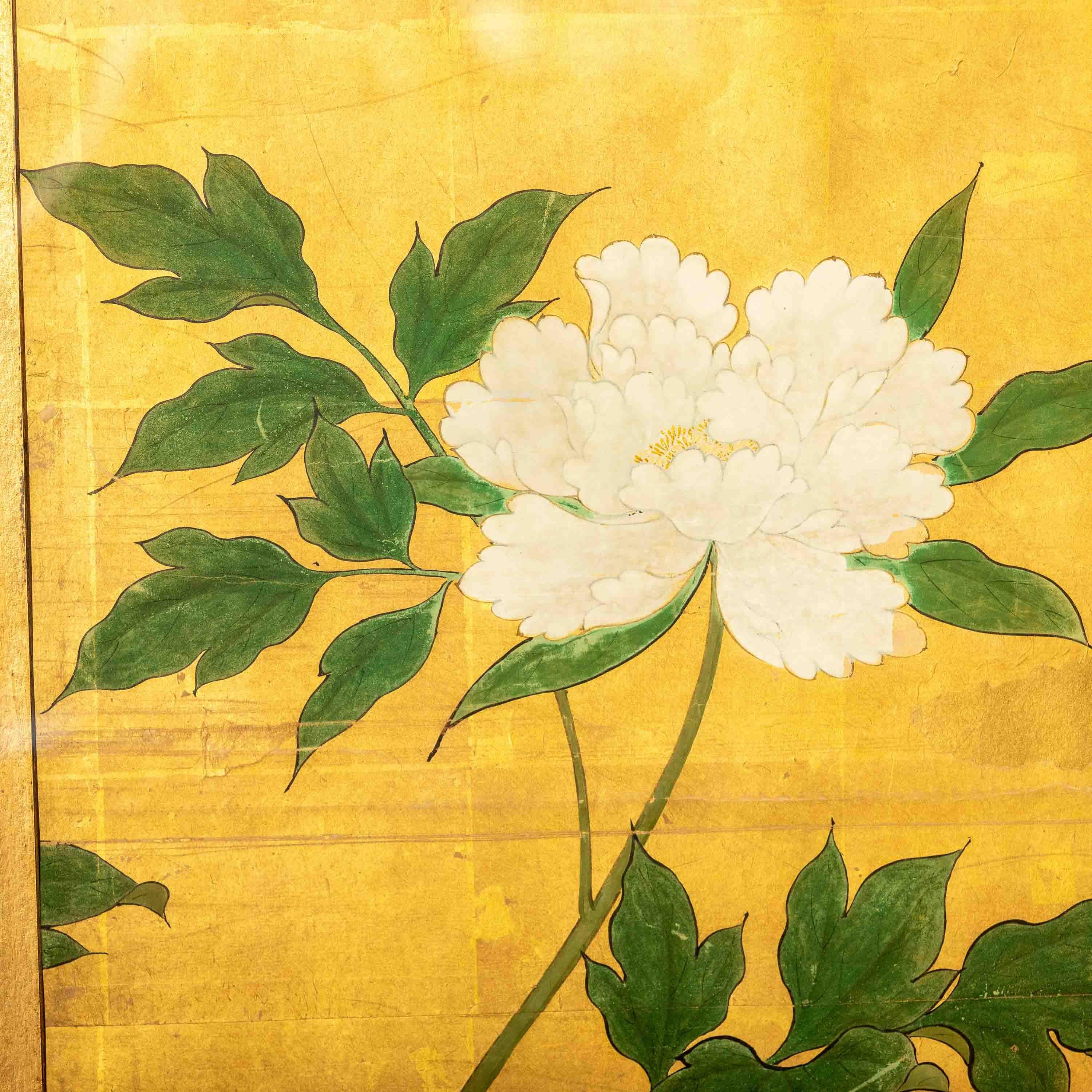 Peinture japonaise du 18e siècle représentant des pivoines rouges et blanches sur fond de feuilles d'or Bon état - En vente à Prahran, Victoria