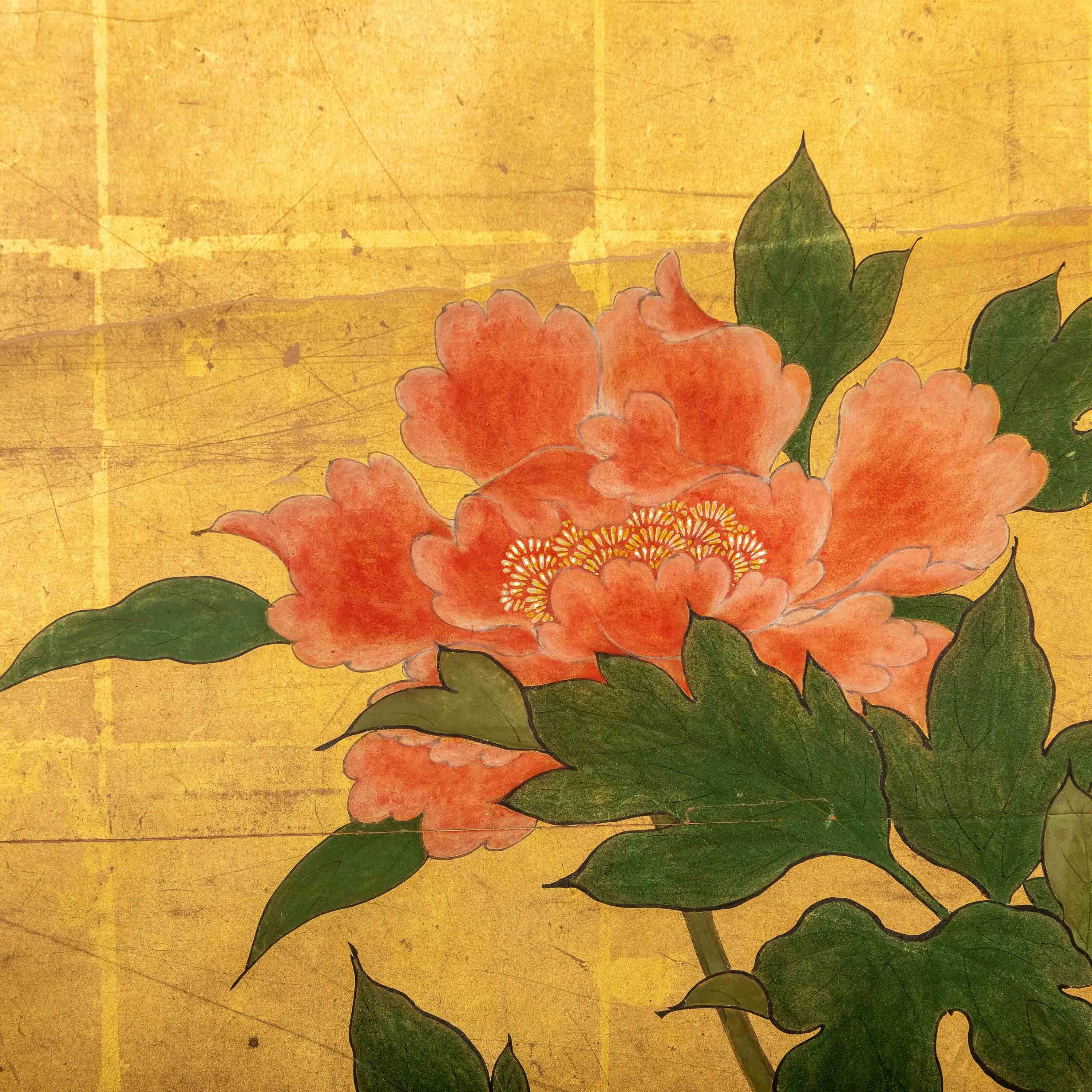 Soie Peinture japonaise du 18e siècle représentant des pivoines rouges et blanches sur fond de feuilles d'or en vente