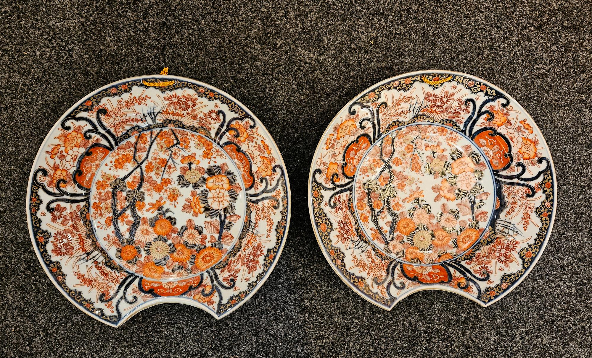 Cuenco de Barbero Imari de Porcelana Japonesa del Siglo XVIII,

Hay una pareja de este plato disponible por separado.

Este cuenco de barbero Imari japonés del siglo XVIII, fechado hacia 1720, presenta una clásica forma ovalada con el característico