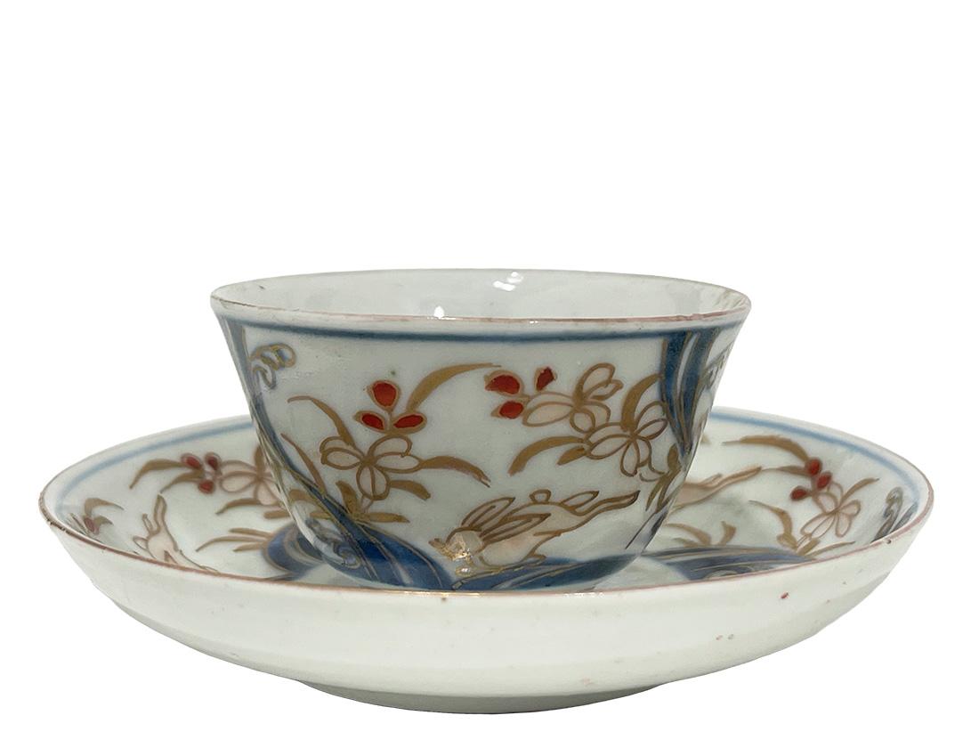 Tasses à thé et soucoupes en porcelaine japonaise du XVIIIe siècle

Tasses à thé et soucoupes en porcelaine japonaise du XVIIIe siècle avec une scène de lapins dans un décor floral.
Imari japonais, période Edo (1603-1867)
Dans les couleurs bleu,