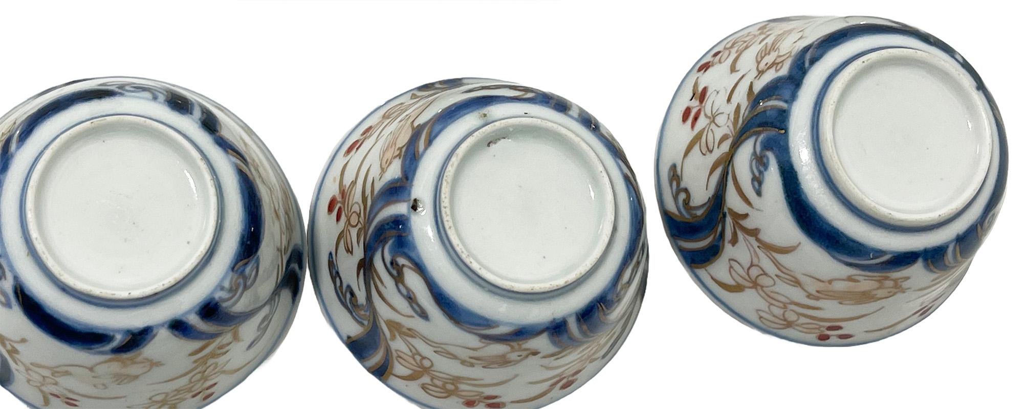 Porcelaine Tasses à thé et soucoupes en porcelaine japonaise du XVIIIe siècle en vente