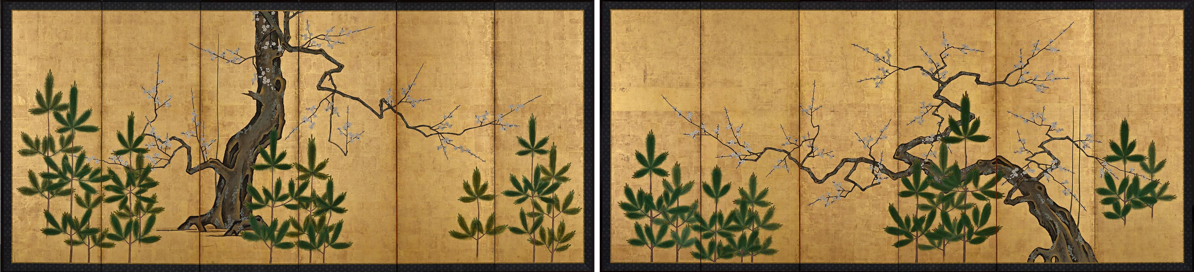 Abmessungen (pro Leinwand): H. 176 cm x B. 378 cm (69'' x 149'')

Dieses Paar japanischer Paravents zeigt blühende Pflaumenbäume zwischen jungen Kiefern. Sie sollen den Wechsel der Jahreszeiten, vom Winter bis zum Frühling, einfangen, die zyklische