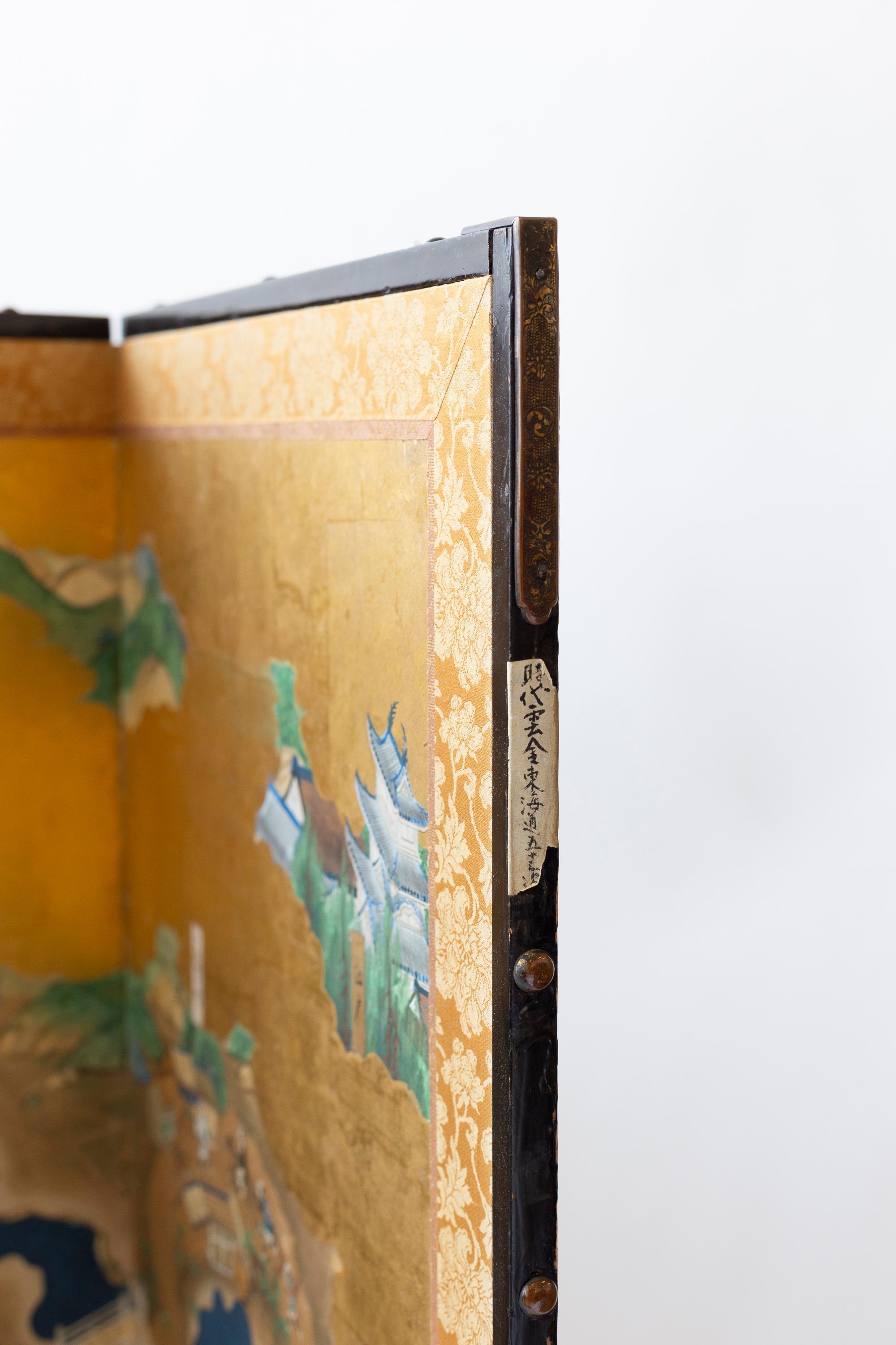 Peint à la main Paravent japonais du XVIIIe siècle avec scènes de village à la feuille d'or en vente