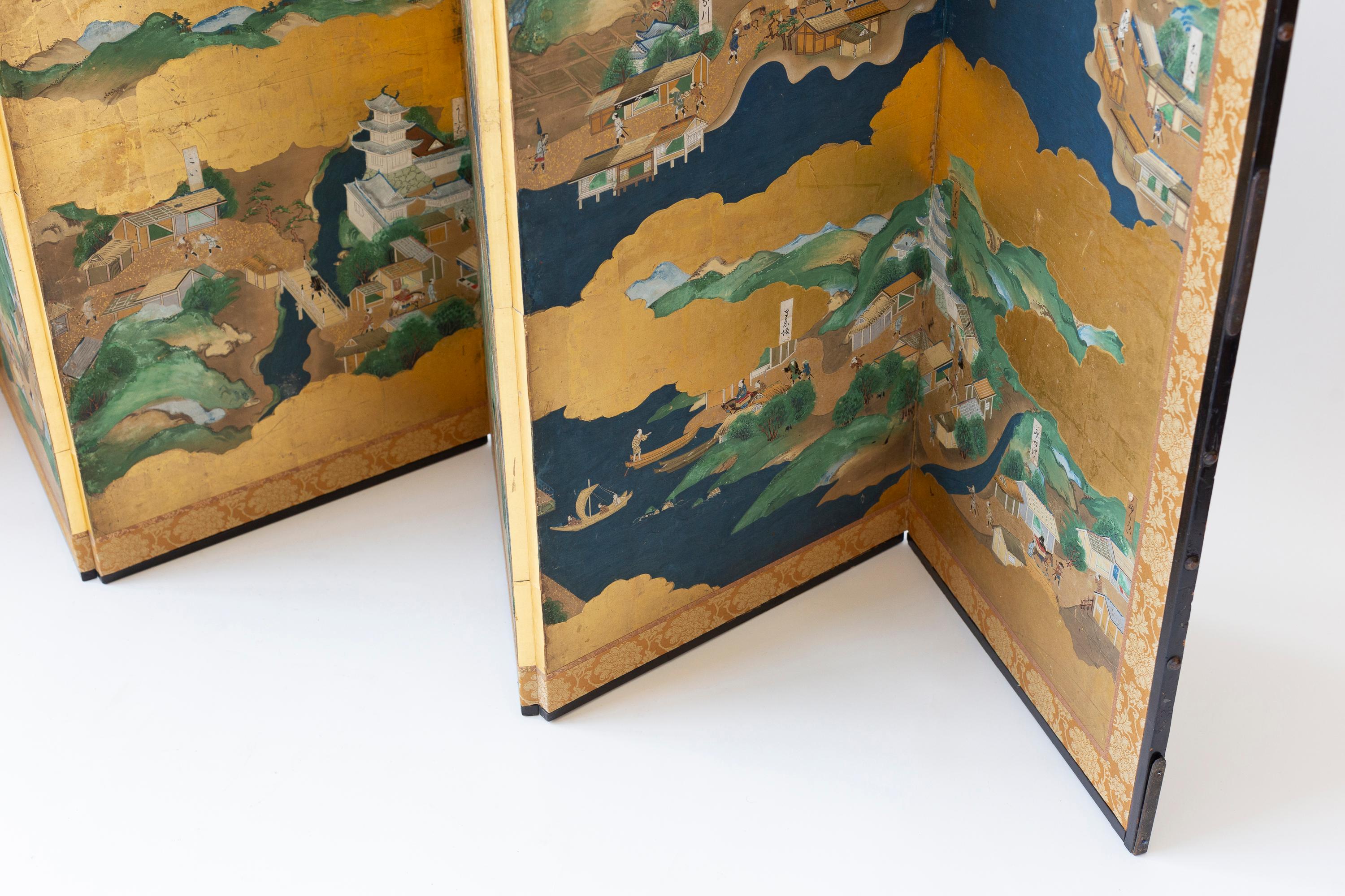 XIXe siècle Paravent japonais du XVIIIe siècle avec scènes de village à la feuille d'or en vente