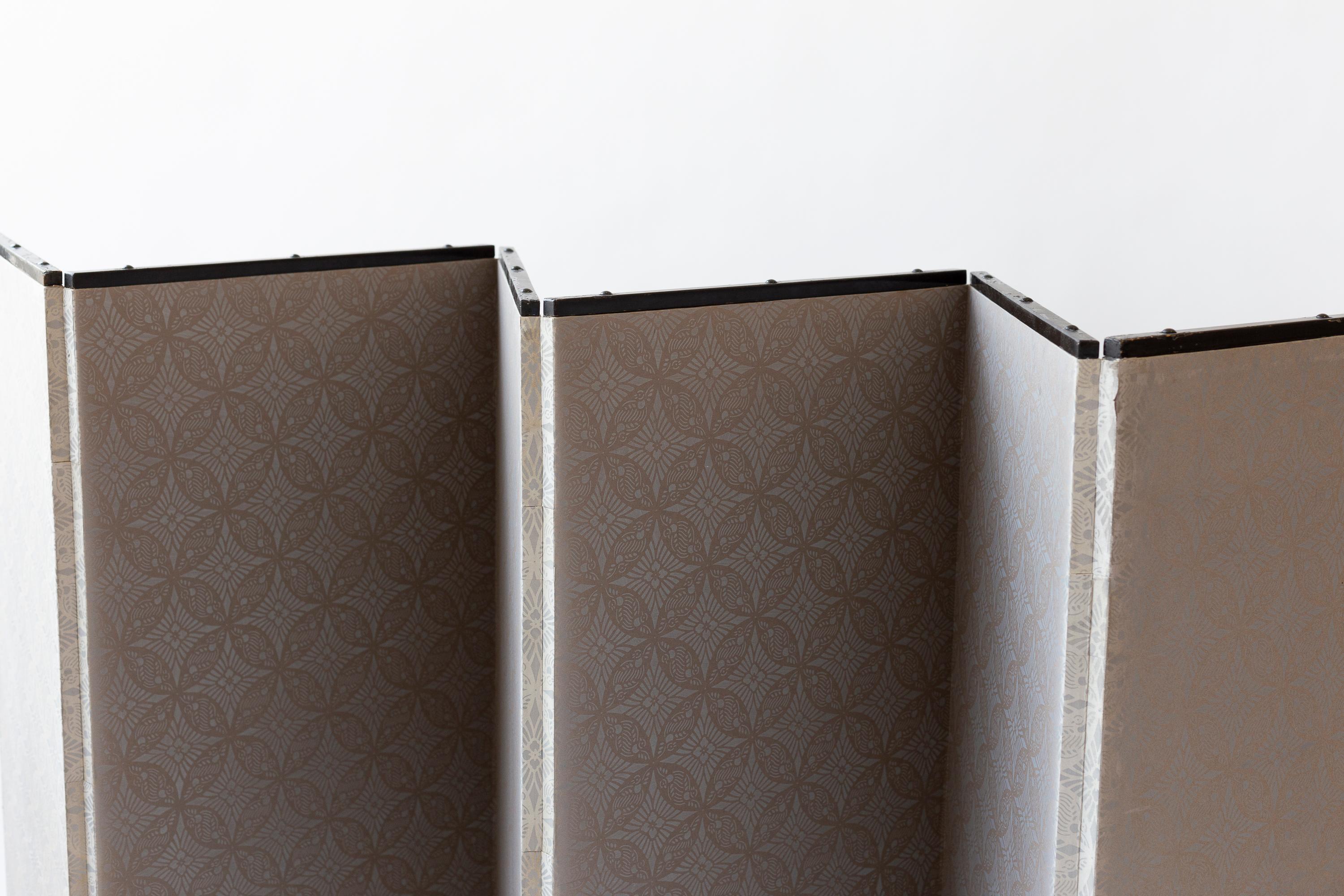 Paravent japonais du XVIIIe siècle avec scènes de village à la feuille d'or en vente 1