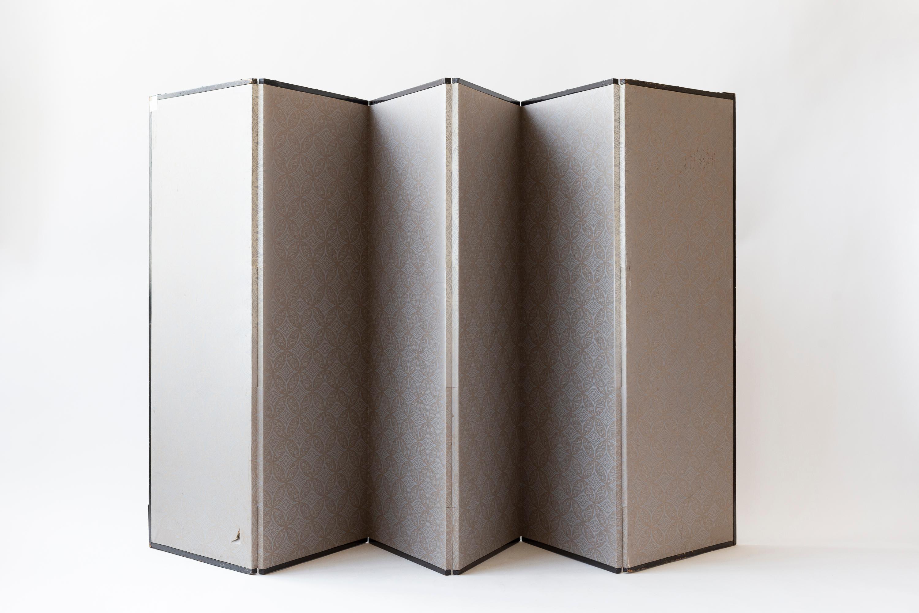 Paravent japonais du XVIIIe siècle avec scènes de village à la feuille d'or en vente 2