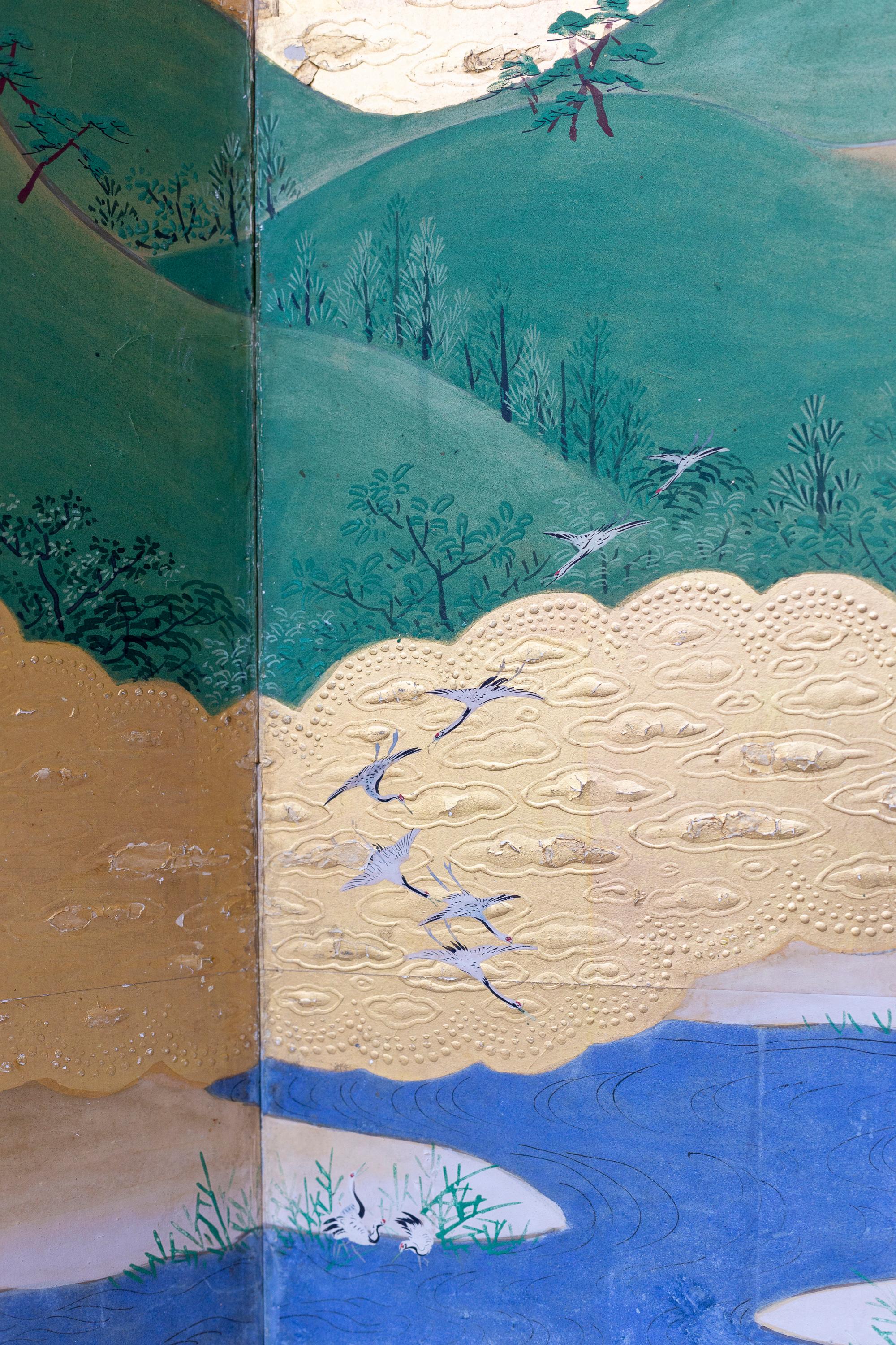 Japonais Paravent japonais du XVIIIe siècle avec scènes de village sur feuilles d'or en vente