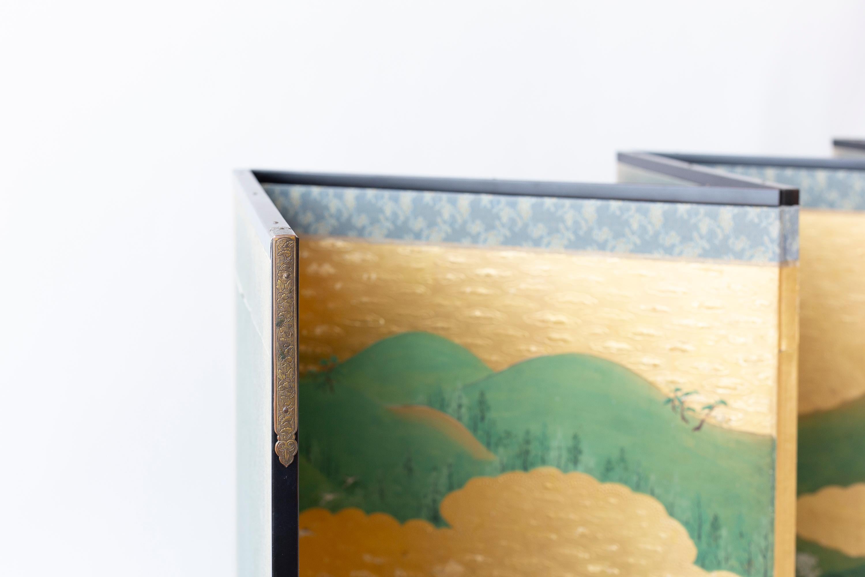 Paravent japonais du XVIIIe siècle avec scènes de village sur feuilles d'or en vente 1