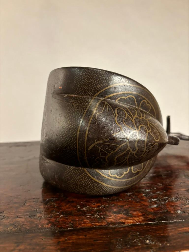 Estribo Shogun (Abumi) Japonés del Siglo XVIII de Hierro con Incrustaciones de Plata Laca Roja en venta 7