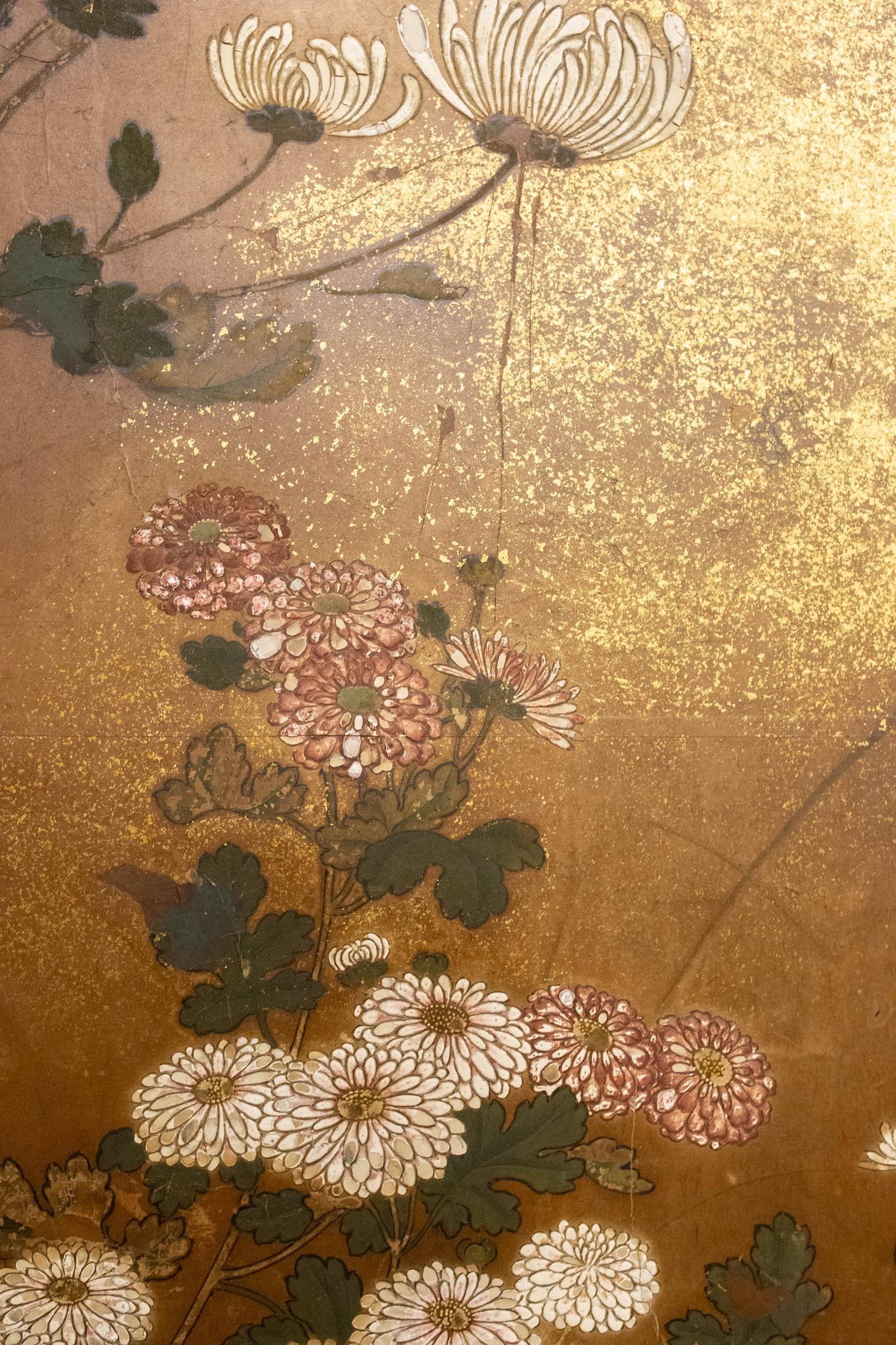 Japonais Paravent japonais à deux panneaux du 18e siècle, peinture de Rimpa représentant des chrysanthèmes en vente