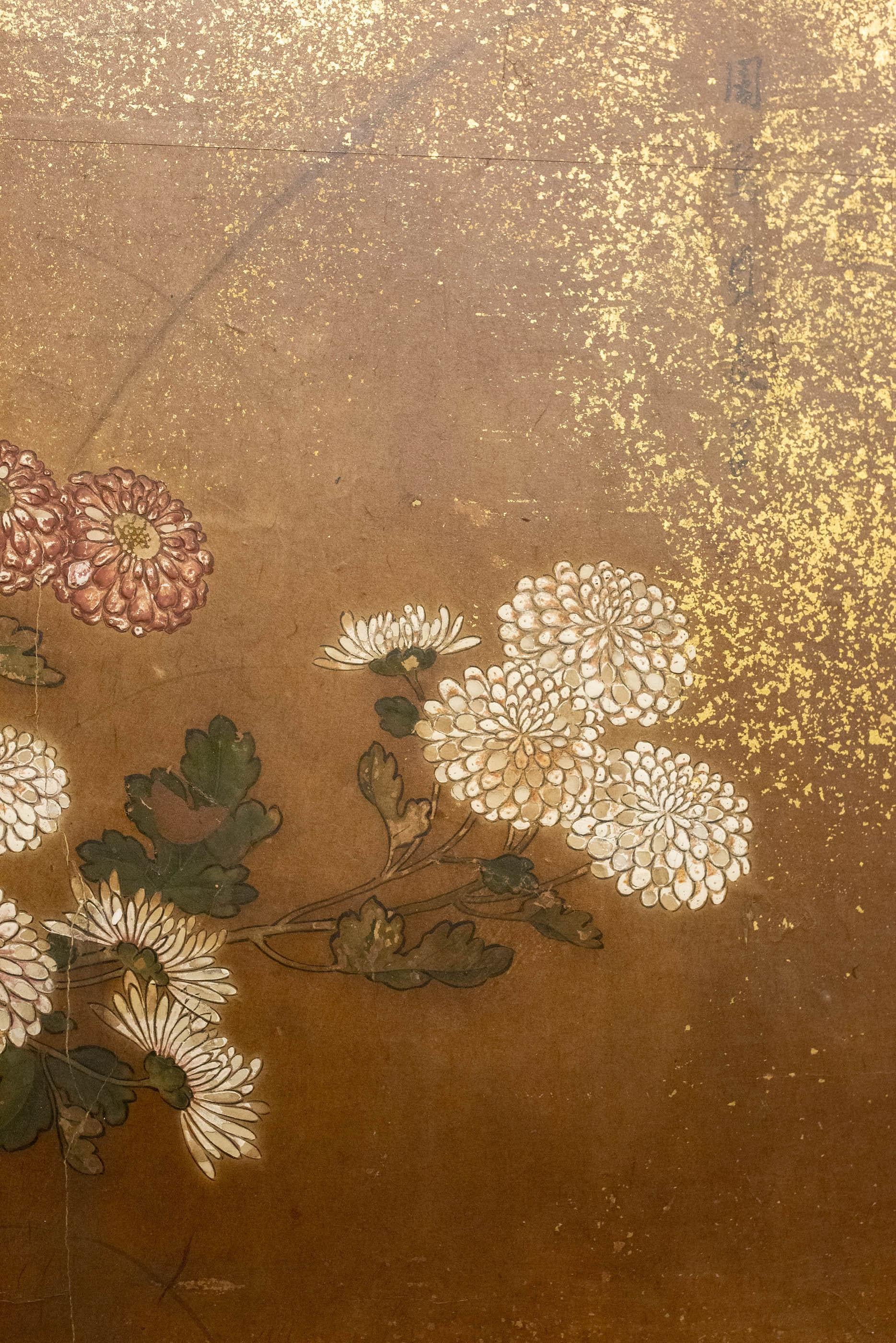 Paravent japonais à deux panneaux du 18e siècle, peinture de Rimpa représentant des chrysanthèmes Bon état - En vente à Hudson, NY