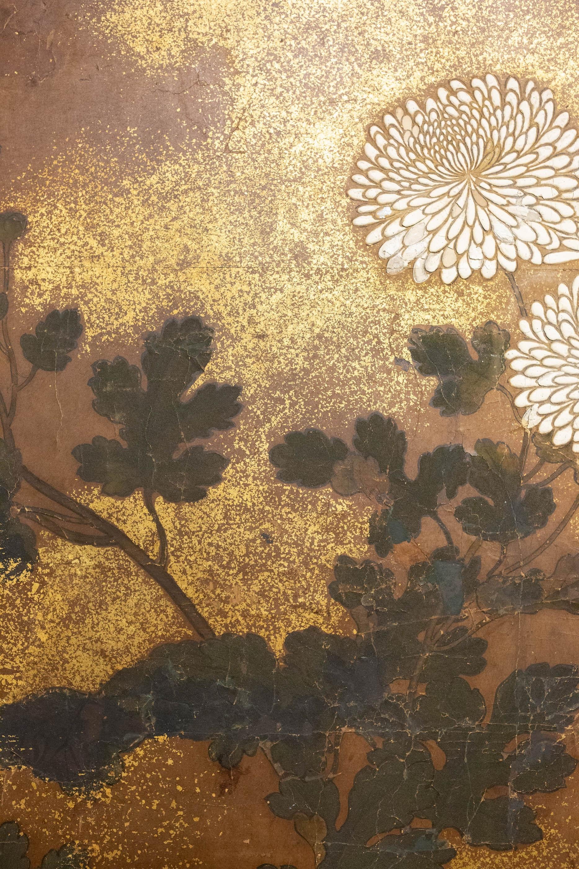 Soie Paravent japonais à deux panneaux du 18e siècle, peinture de Rimpa représentant des chrysanthèmes en vente