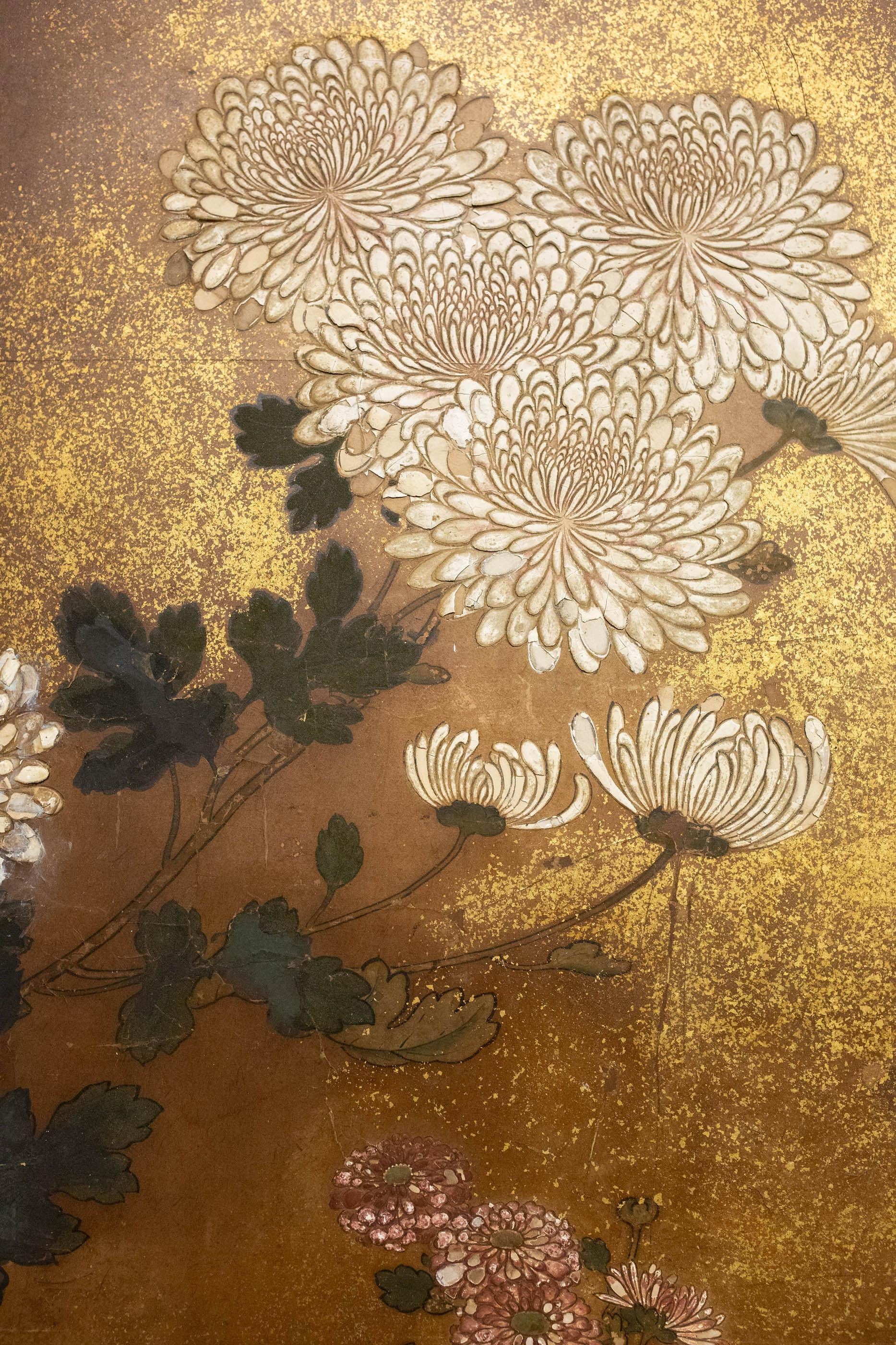 Paravent japonais à deux panneaux du 18e siècle, peinture de Rimpa représentant des chrysanthèmes en vente 1