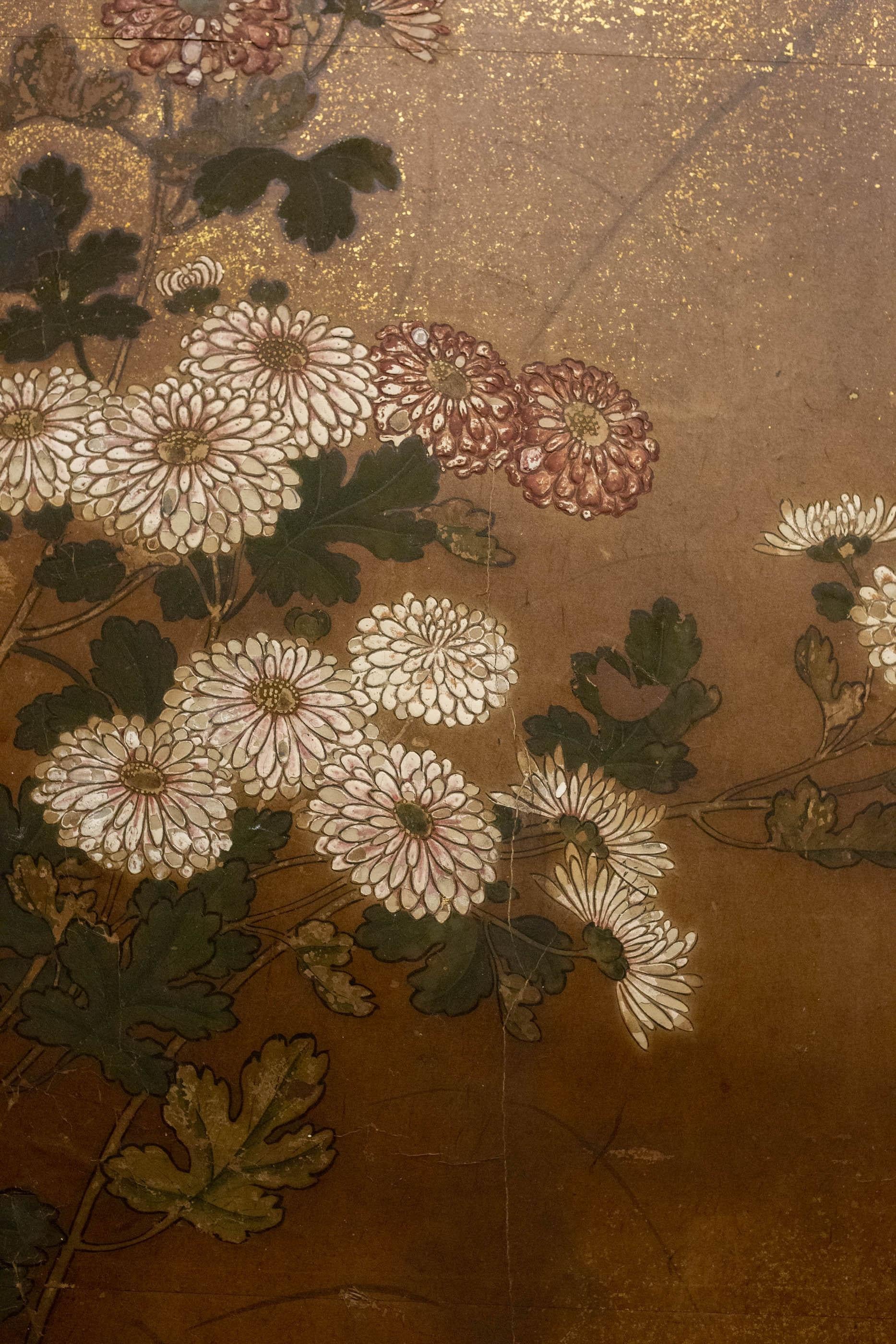 Paravent japonais à deux panneaux du 18e siècle, peinture de Rimpa représentant des chrysanthèmes en vente 2