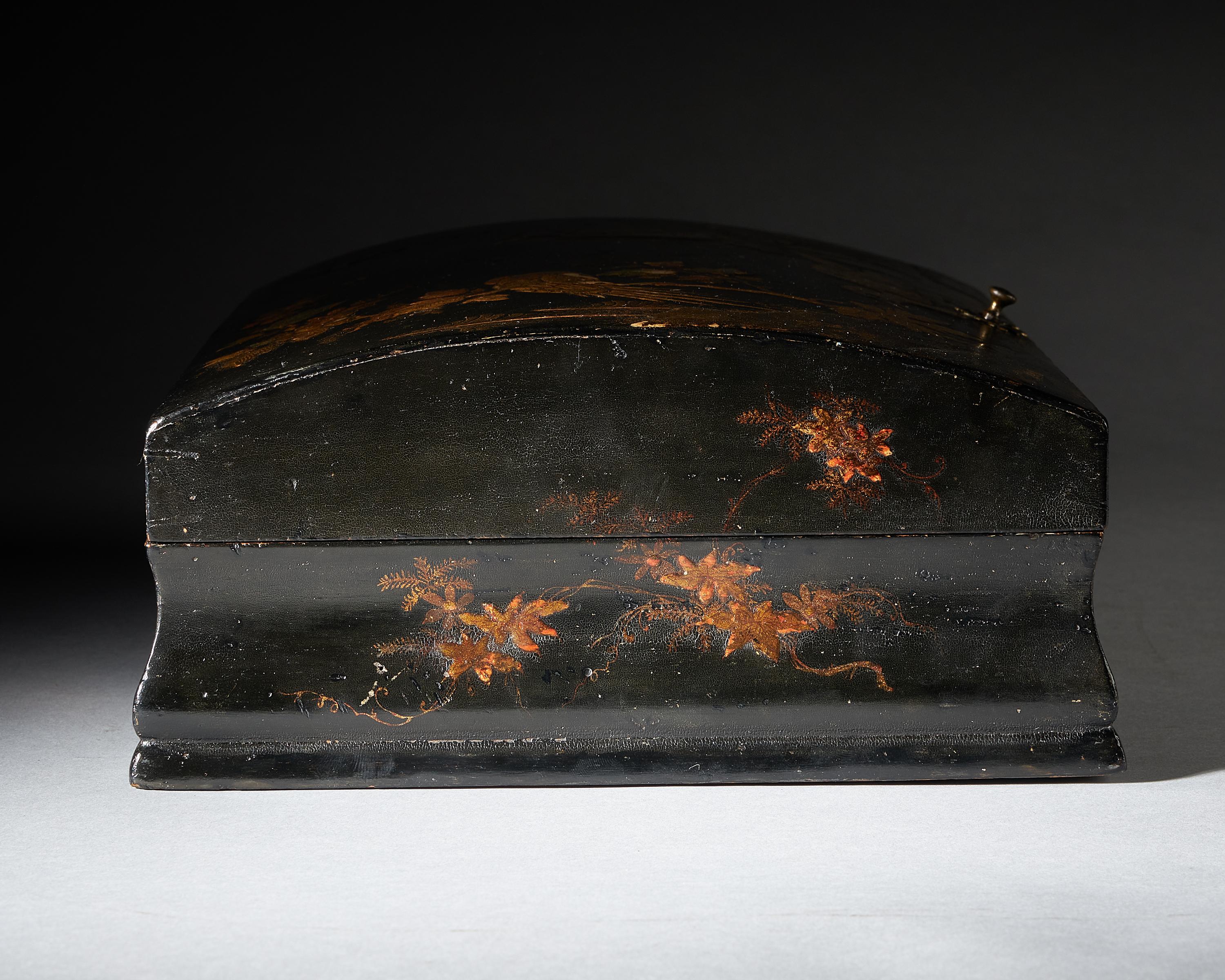 18th Jahrhundert Japanfarbene Chinoiserie-Kasten mit Kuppelaufsatz, ca. 1715-1725 (18. Jahrhundert und früher) im Angebot